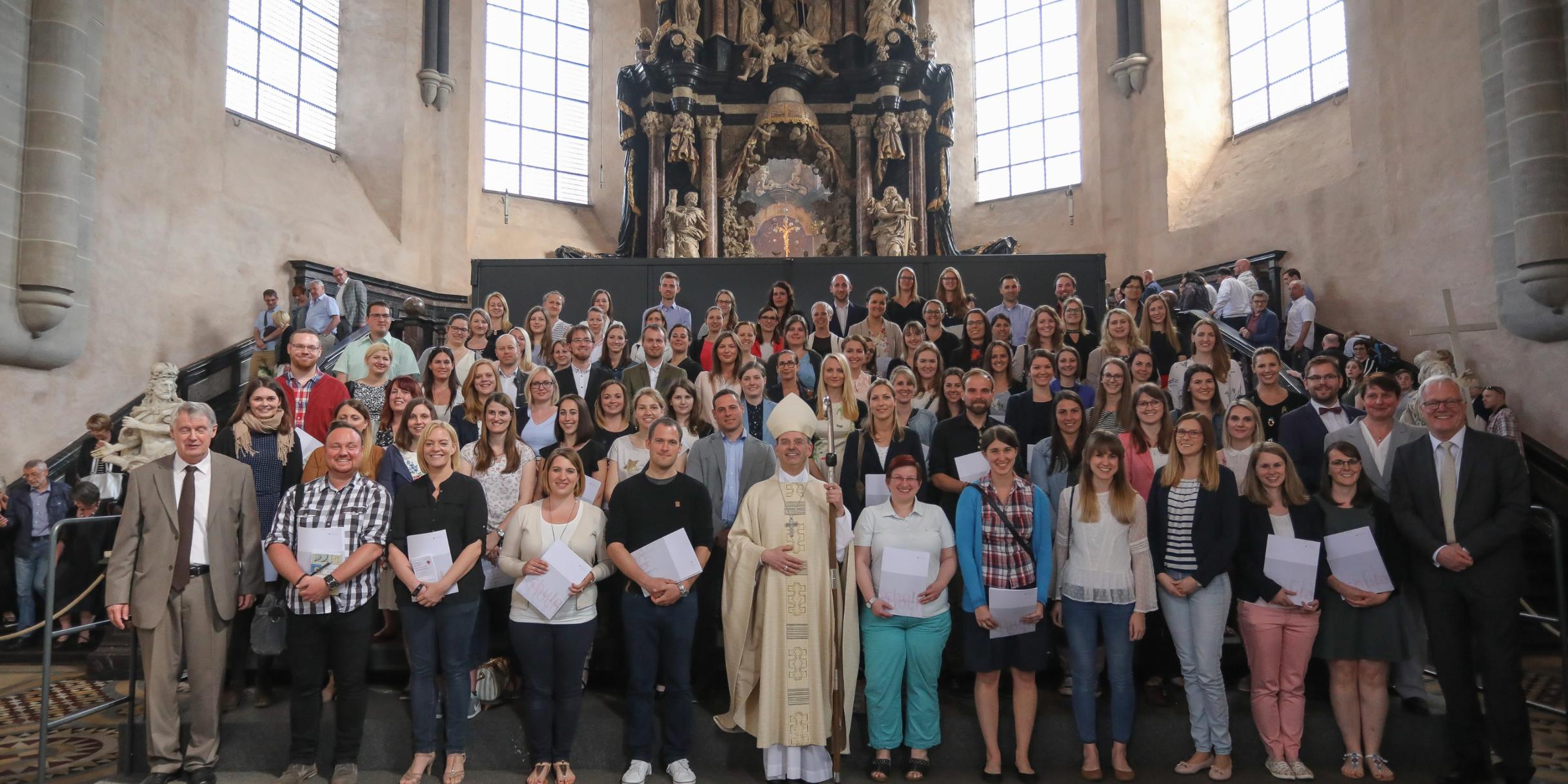 Gruppenbild mit dem Weihbischof: 90 Lehrerinnen und Lehrer freuen sich über ihre Beauftragung für den Religionsunterricht.
