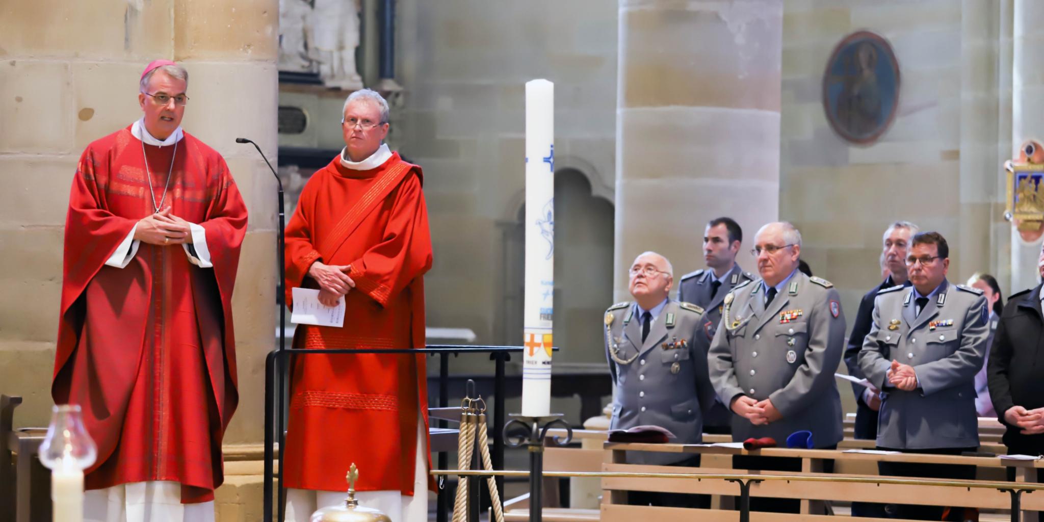 Beim gemeinsamen Gottesdienst (links Weihbischof Jörg Michael Peters)