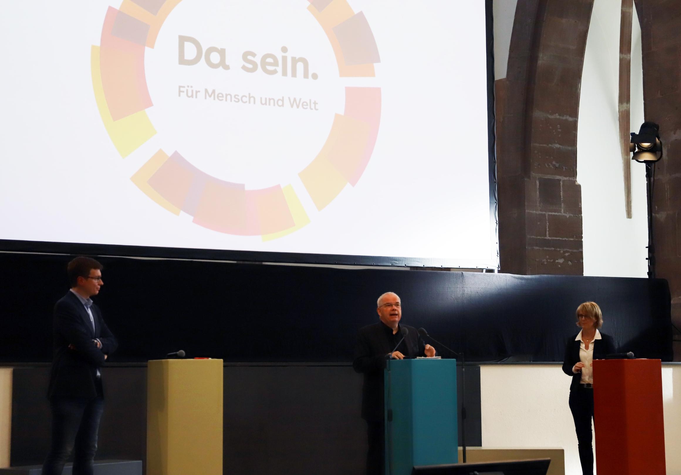 (vlnr.): Florian Gepp (Geschäftsführung Katholikenrat), Pfarrer Georg Goeres (Priesterrat) und Edith Ries (Synodenbüro) stellten einen Entwurf für die künftige Arbeitsweise des Diözesanrates vor.