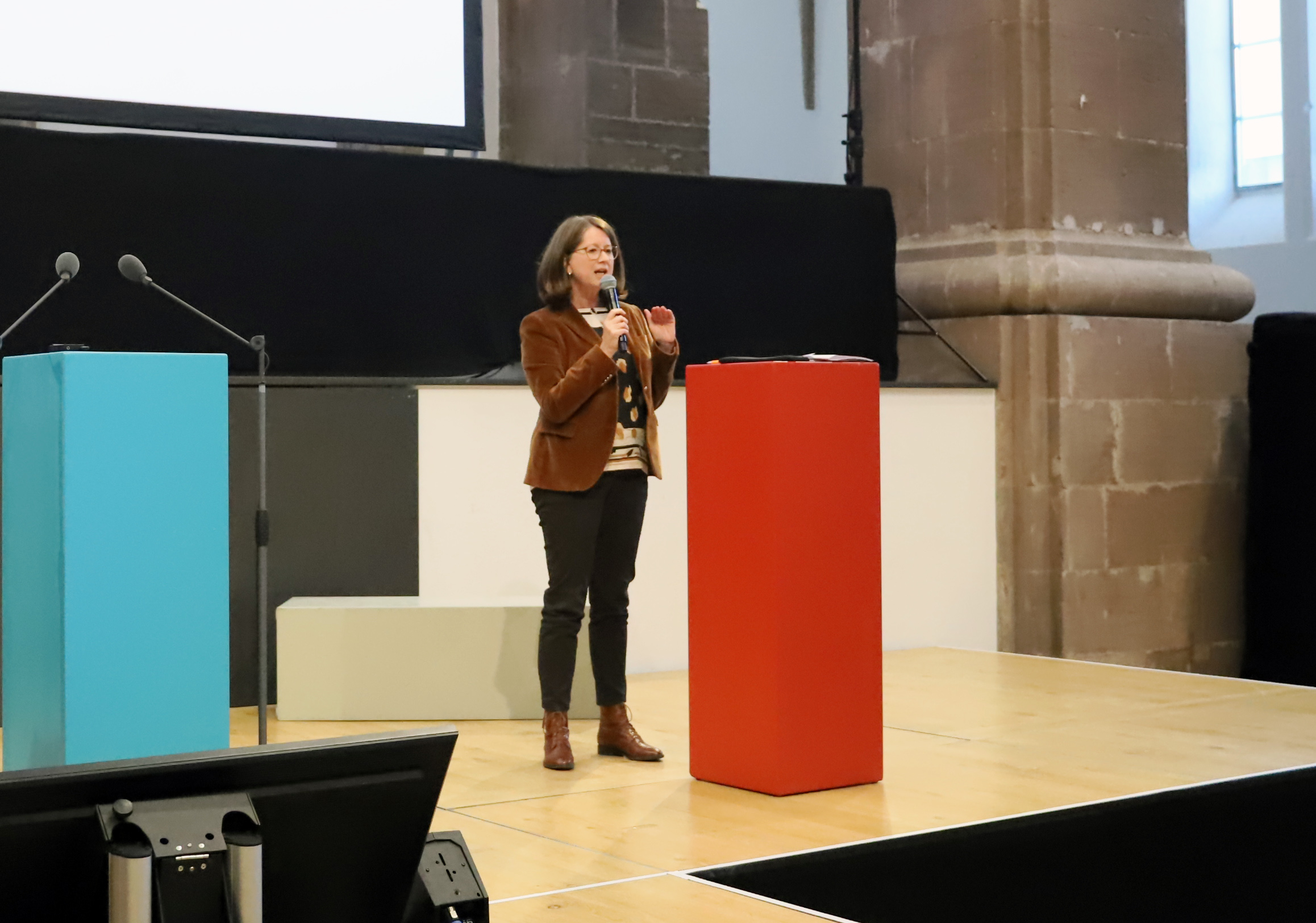 Direktorin Mechthild Schabo erläutert die Voraussetzungen für die Errichtung eines Diözsanrates.