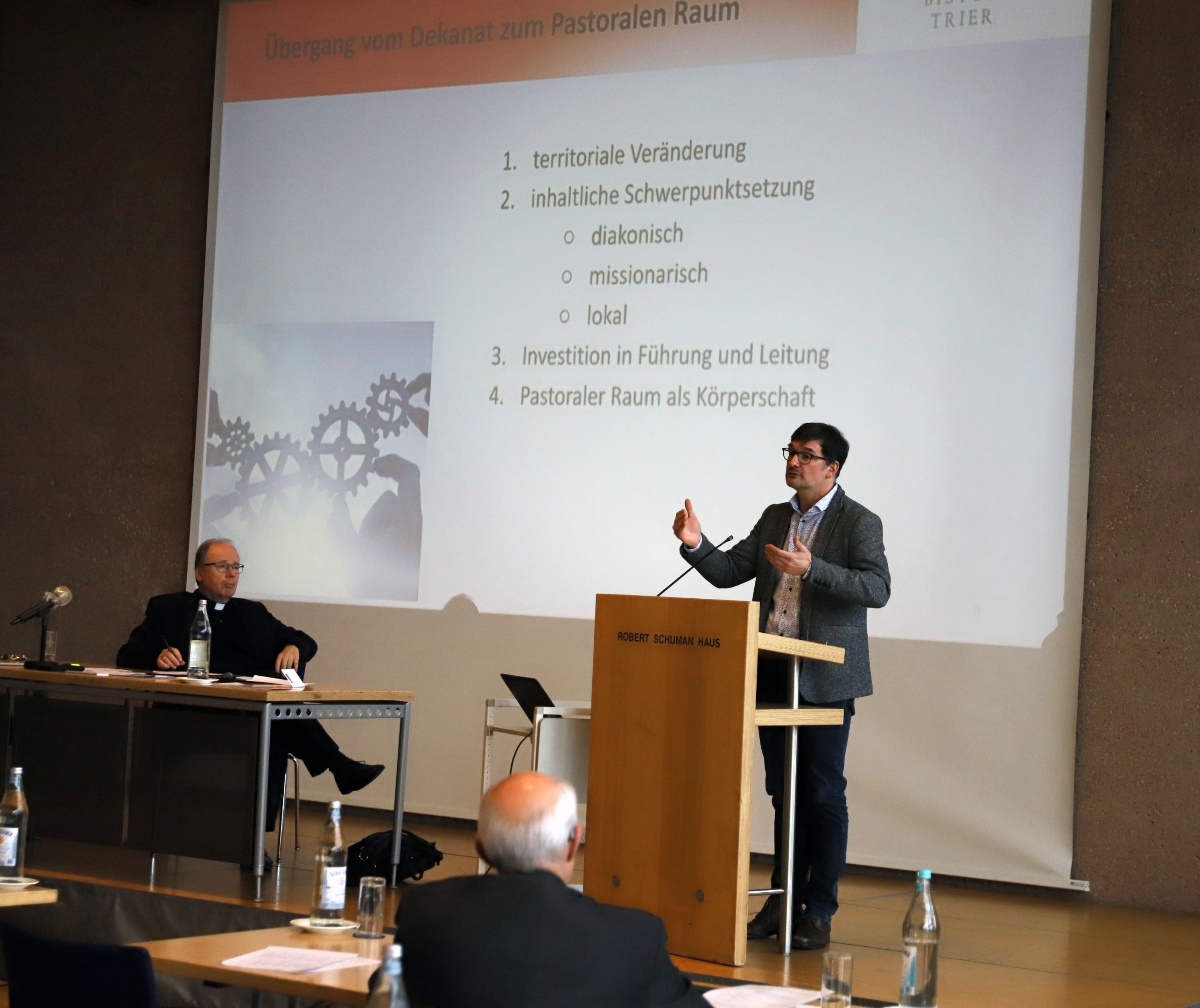 Christian Heckmann informiert über den Stand der Synodenumsetzung