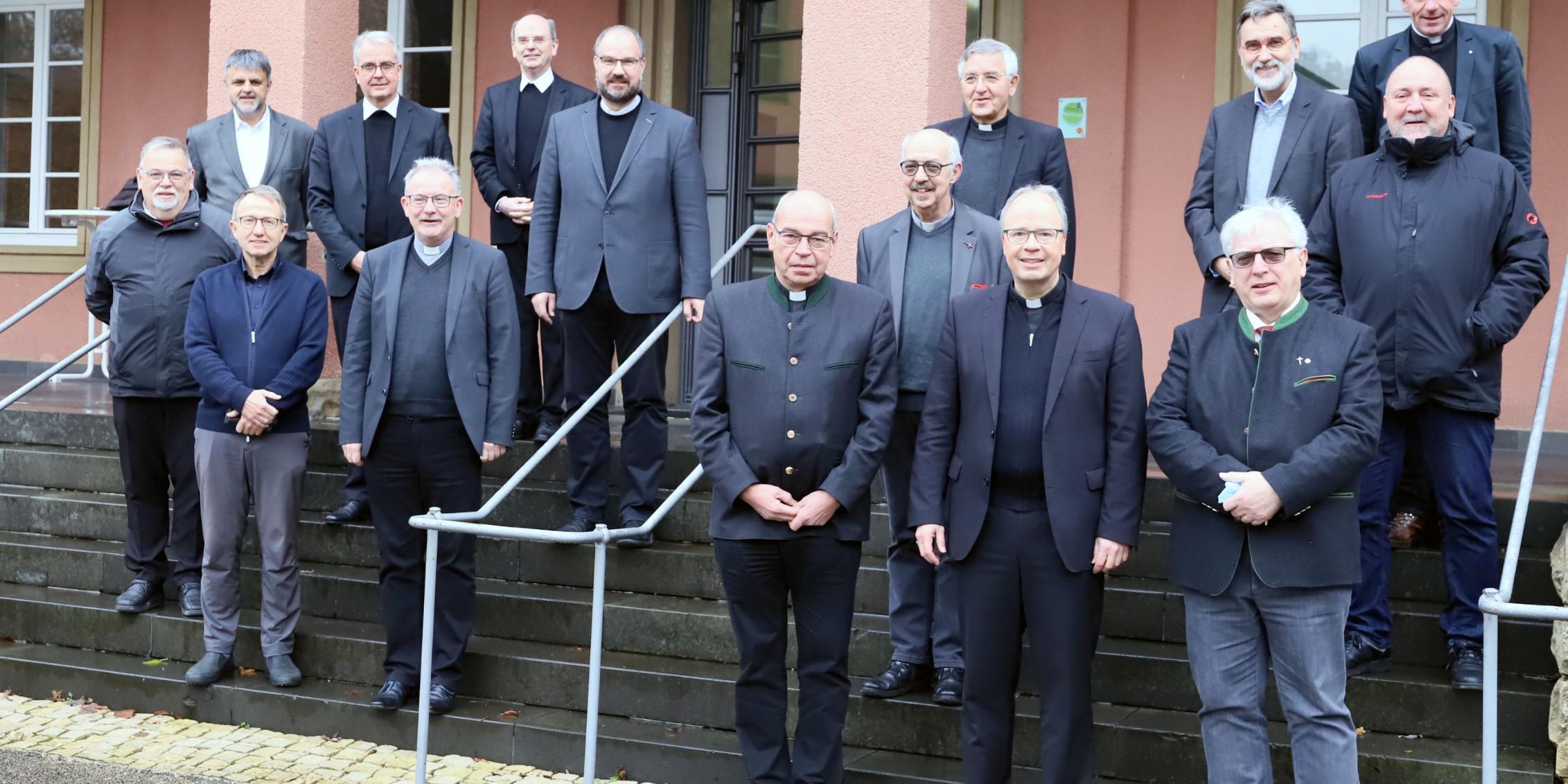 untere Reihe von links nach rechts: Johannes Jaax, Dr. Ralph Hildesheim, Ralf-Matthias Willmes, Georg Moritz, Bischof Dr. Stephan Ackermann und Hans-Jürgen Bier; obere Reihe von links nach rechts: Peter Dörrenbächer, Weihbischof Jörg Michael Peters, Weihbischof Robert Brahm, Jörg Schuh, Ernst-Walter Fuß, Weihbischof Franz Josef Gebert, Thomas Darscheid, Benedikt Welter und Ralf Schmitz. (Es fehlt Franz-Josef Werle) (Fotos: Judith Rupp/Bistum Trier)