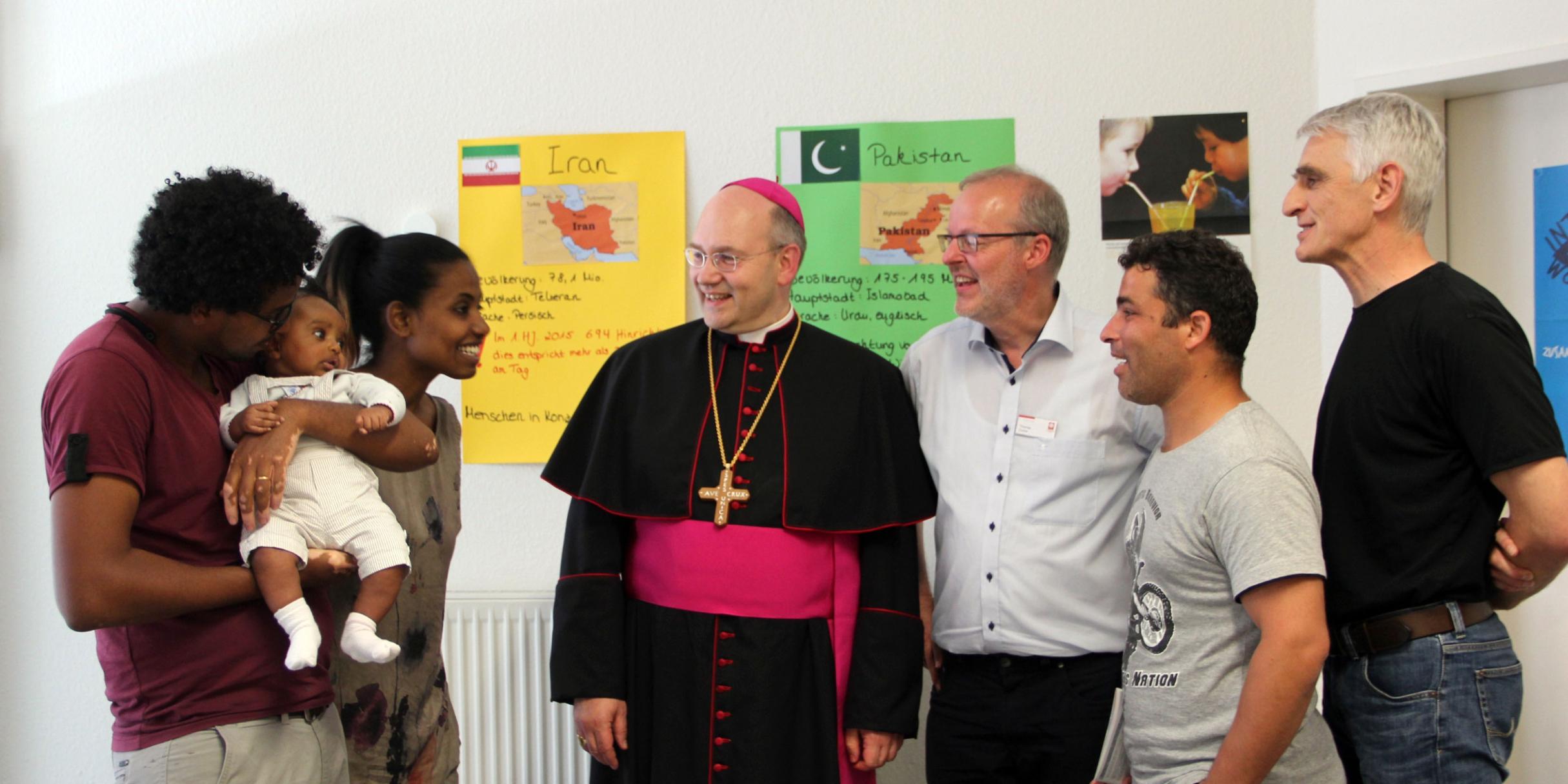 v.l.n.r. Michael G.her, Silham Dawit mit Sara, Weihbischof Dieser, Thomas Zuche, Ehsan Alsaleh und Horst Steffen