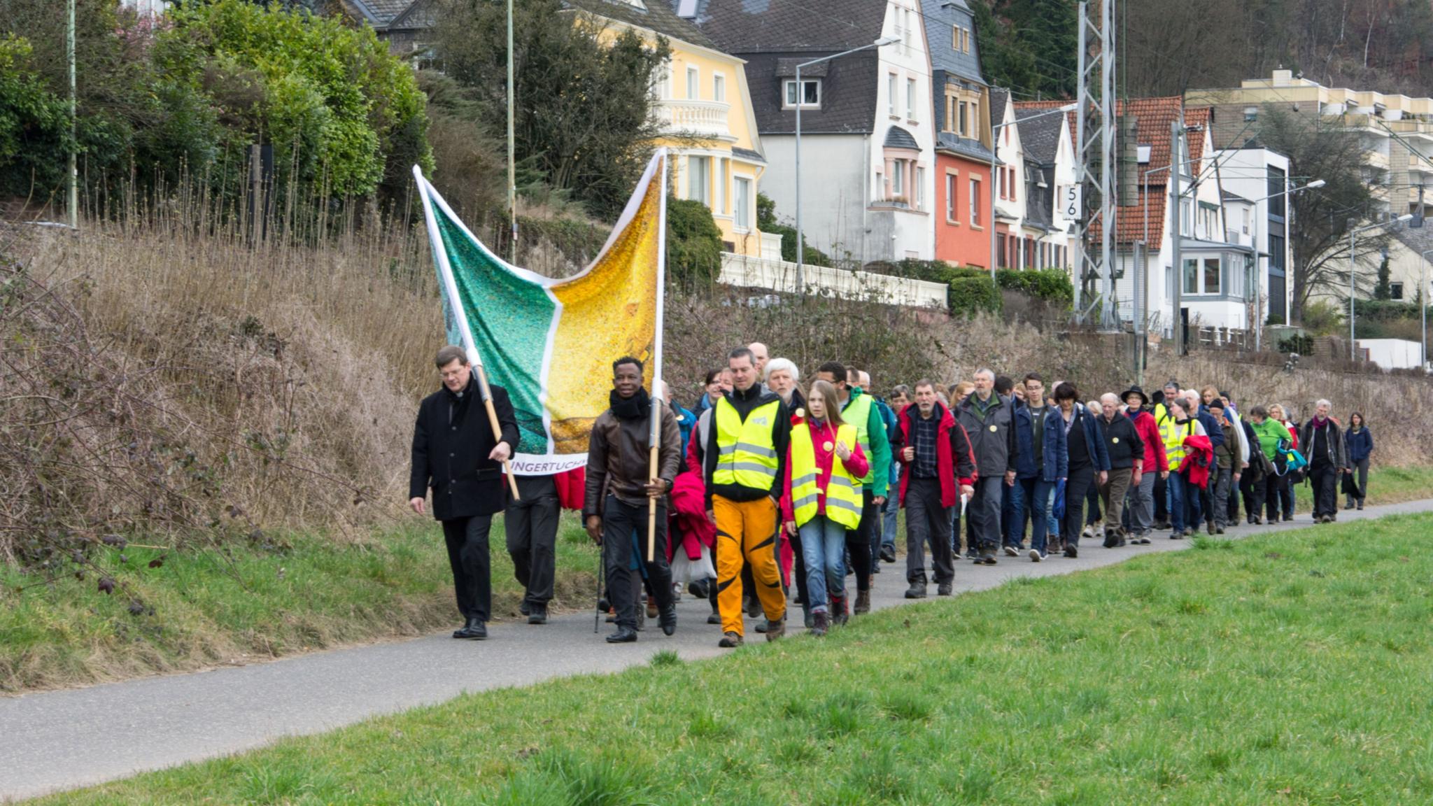 Die Wallfahrer auf dem Weg nach Trier.