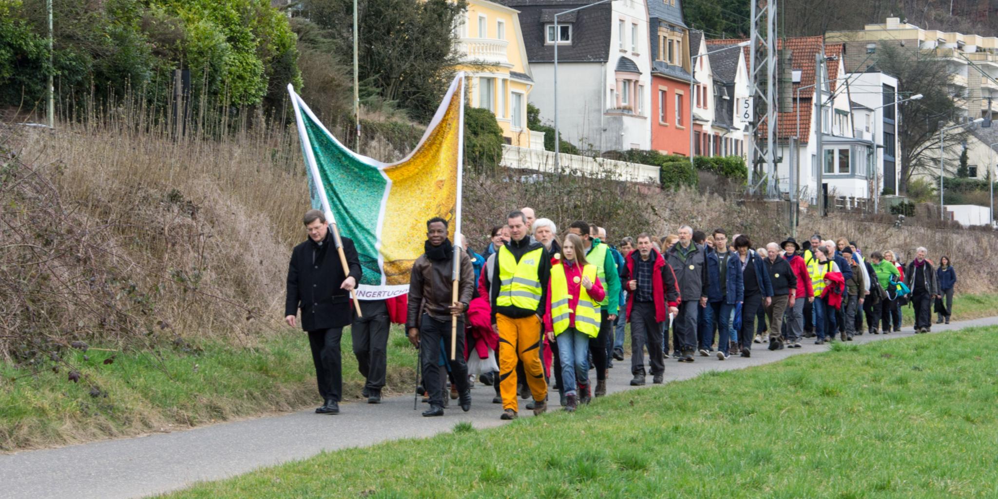 Die Wallfahrer auf dem Weg nach Trier.