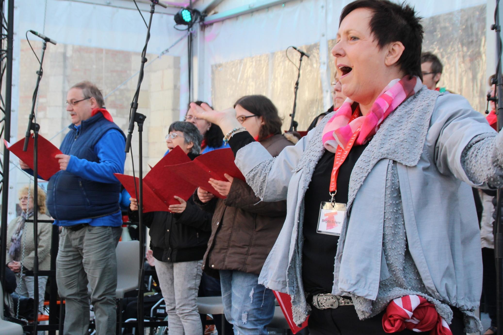 Von Anfang an herrschte gute Stimmung beim Tag für Menschen mit und ohne Behinderung - rechts im Bild einer der Organisatorinnen, Brigitte Scherer vom Generalvikariat.