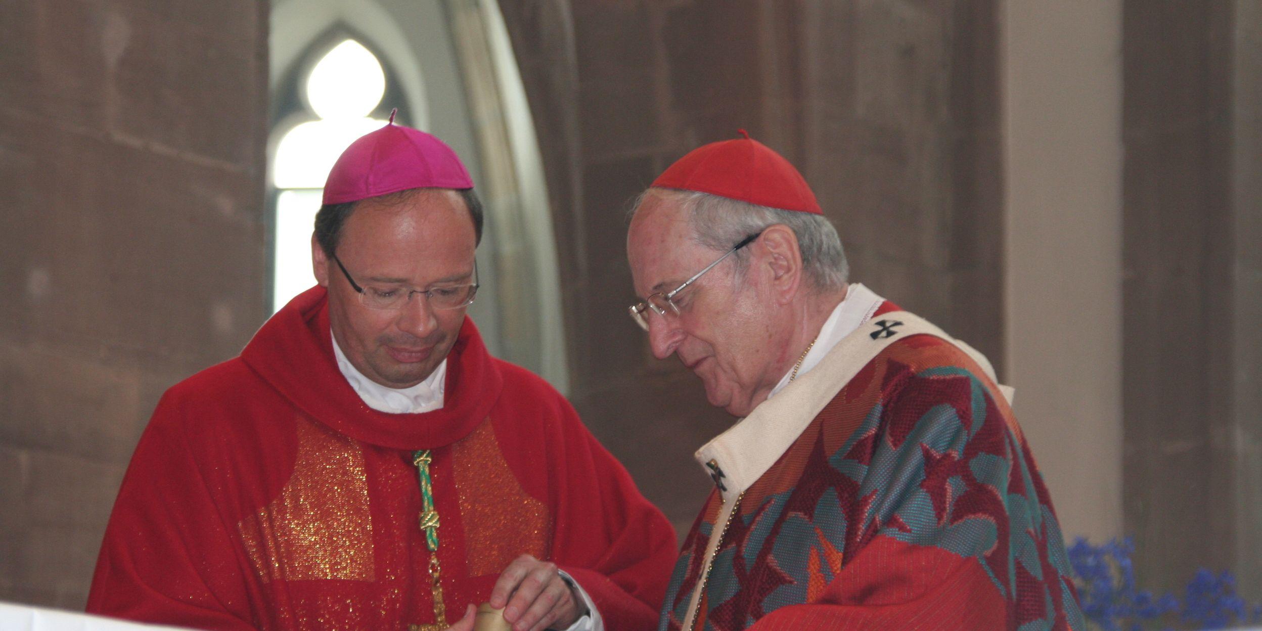 Bischof Ackermann (li) und Kardinal Meisner mit der Reliquie der Heiligen Helena im Rahmen eines Gottesdienstes bei der Heilig-Rock-Wallfahrt 2012