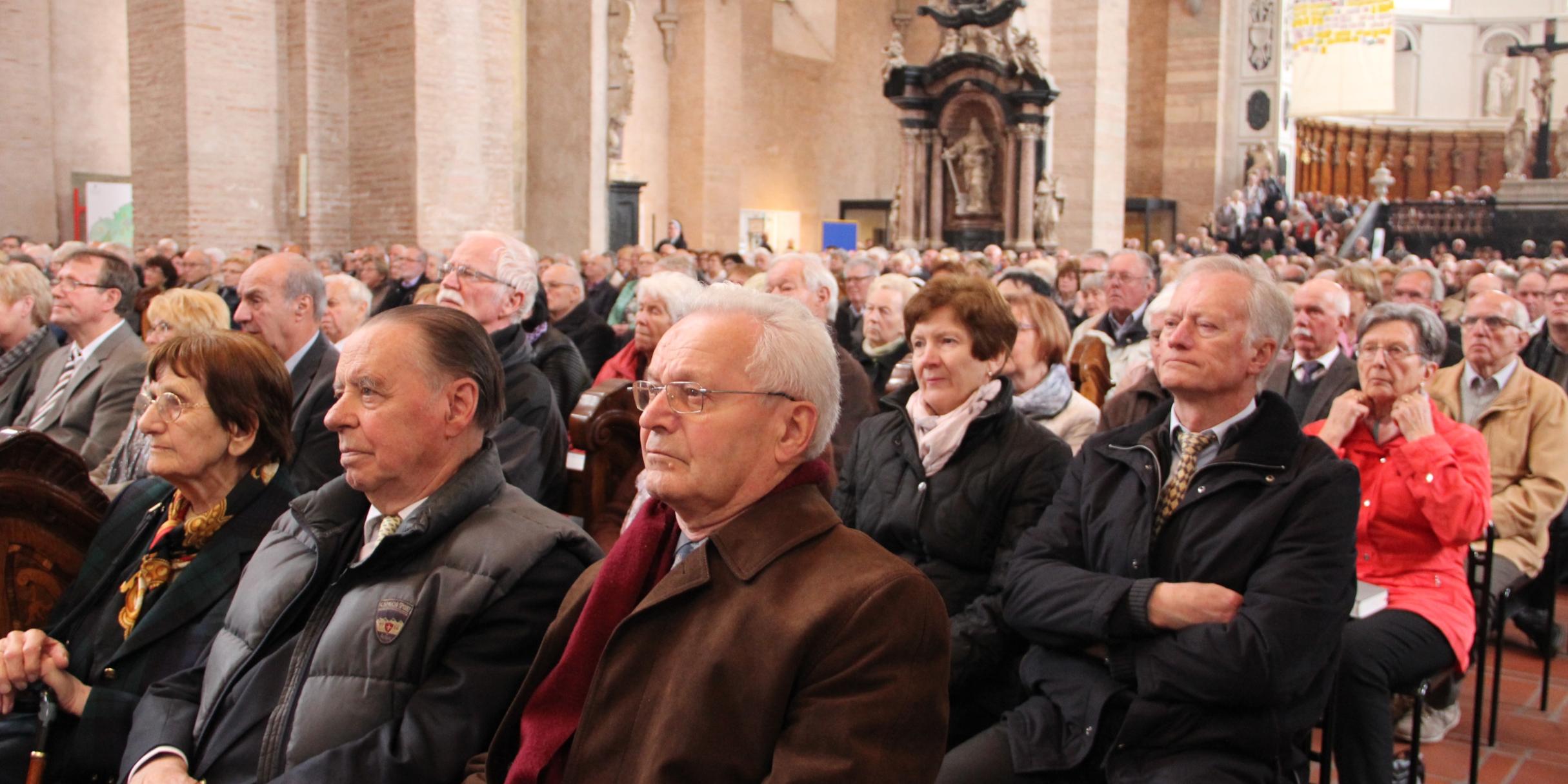 Gut gefüllt war der Trierer Dom beim Tag der Ehejubilare.