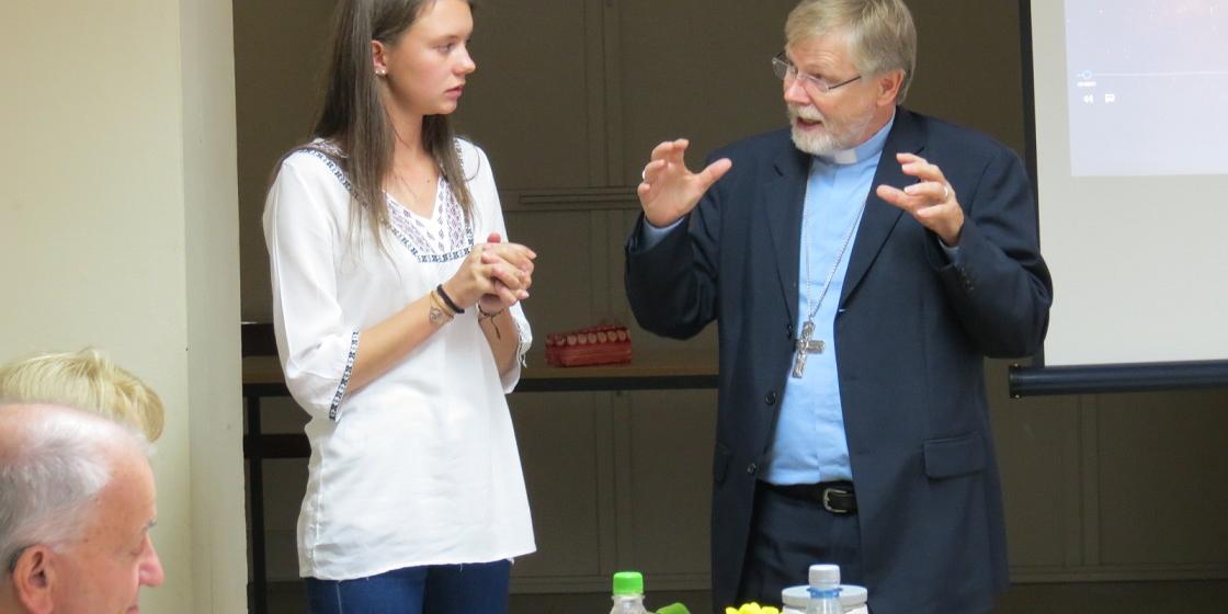Bischof Coter im Gespräch mit Sophie Adorf
