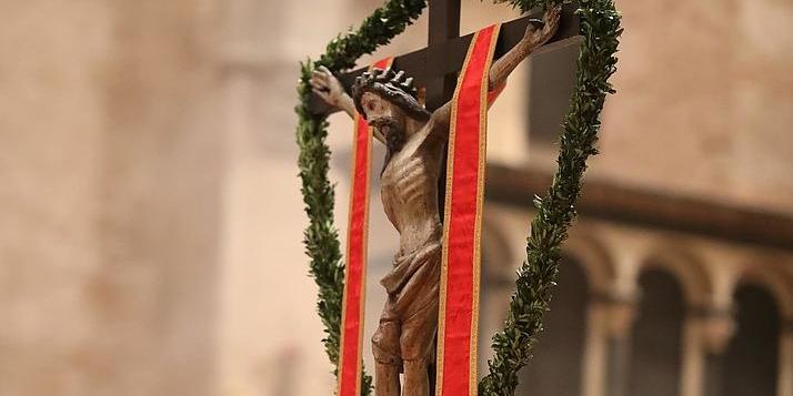 Geschmücktes Kreuz. Foto: Helmut Thewalt