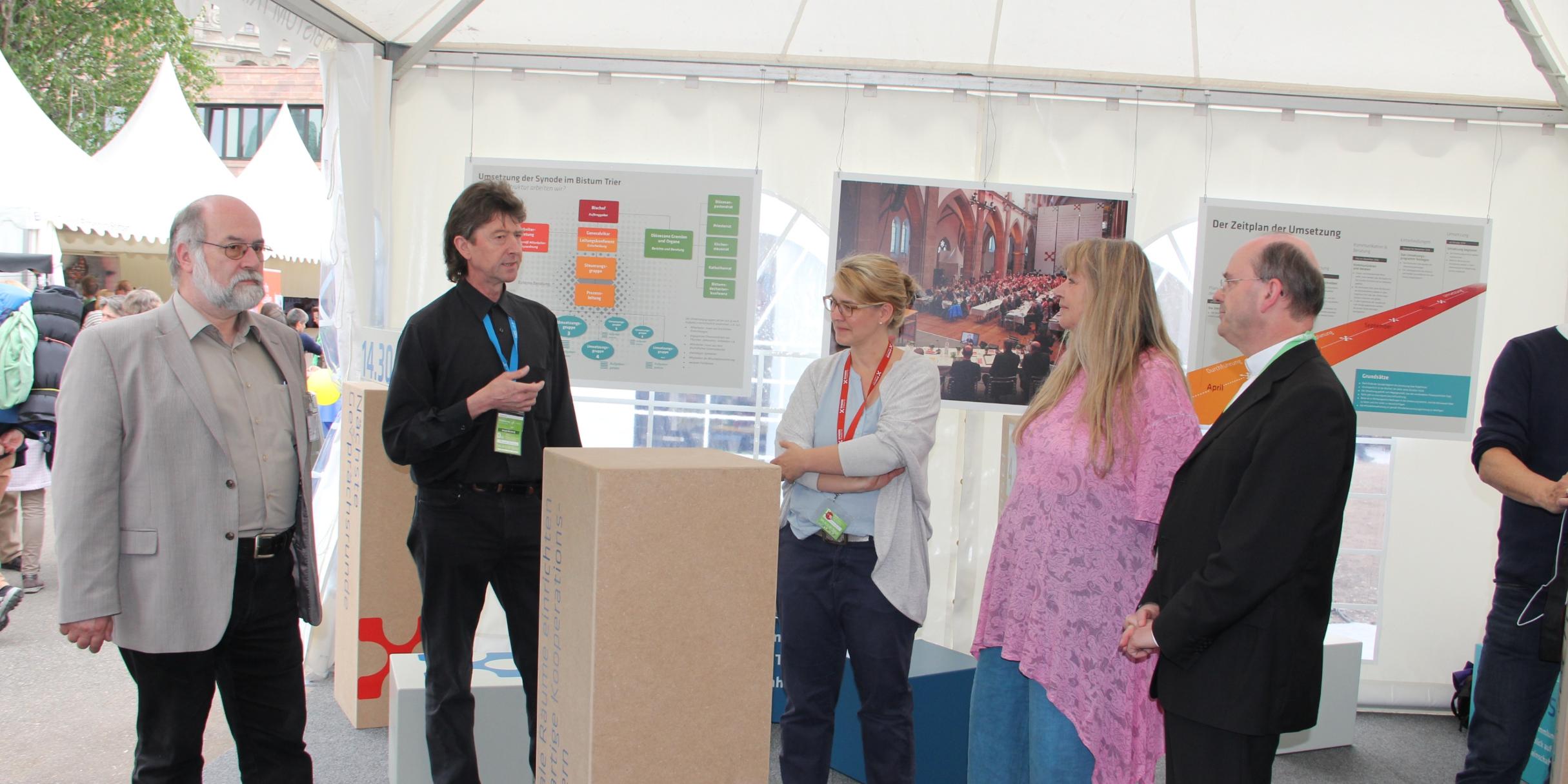 Bruno Sonnen (2.v.li.) spricht mit Manfred Thesing (li.), Nicole Stockschlaeder, Beate Dahmen und Weihbischof Robert Brahm (vlnr) über die Synode.