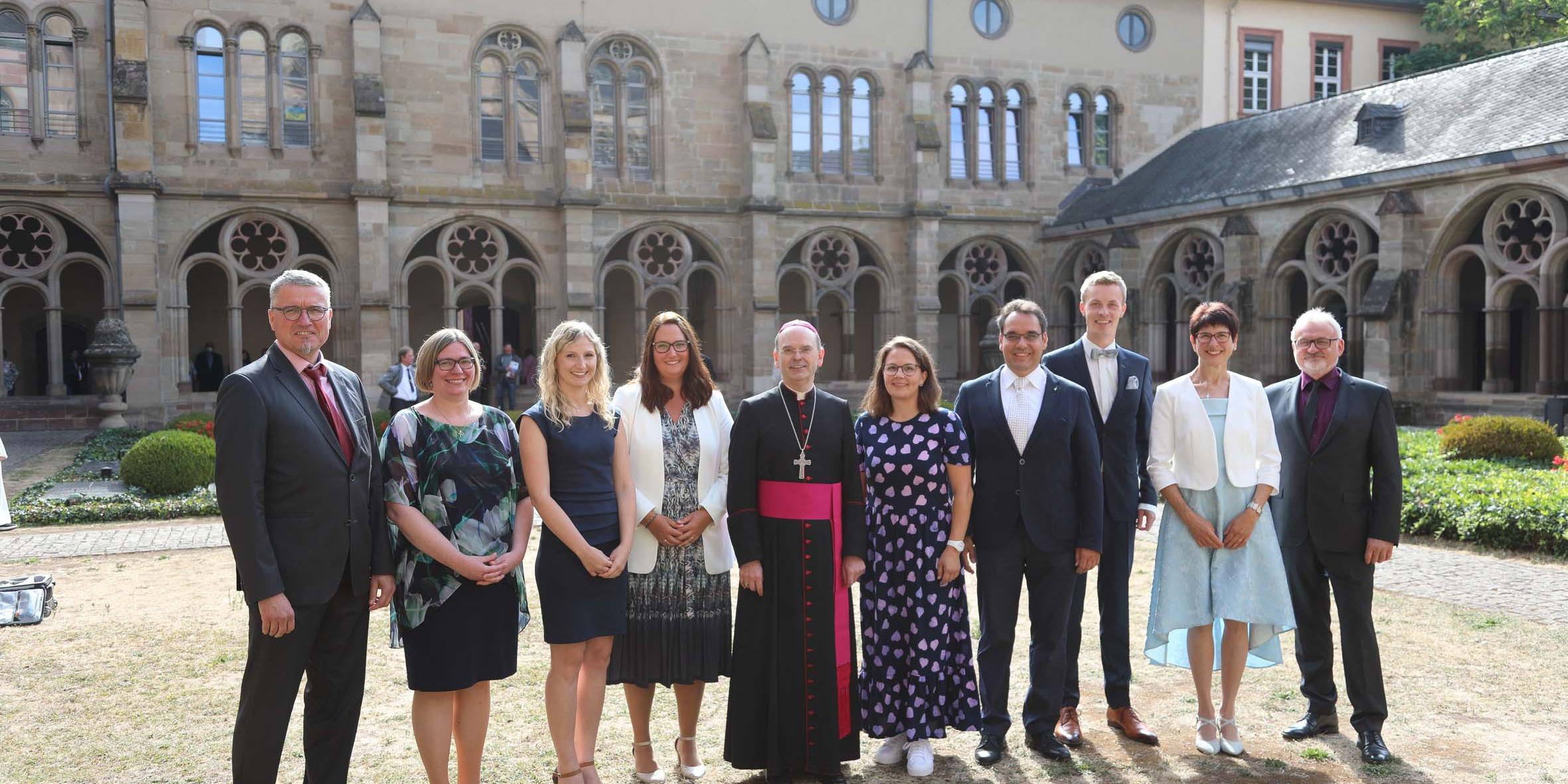 V.l.n.r.: Steffen Stutz, Evelyn Finkler, Elisabeth Einig, Silvia Pfundstein, Weihbischof Robert Brahm, Tamara Müller, Robert Friedrich, Tobias Wolff, Edith Hilden und Herbert Tholl. Foto: Thewalt