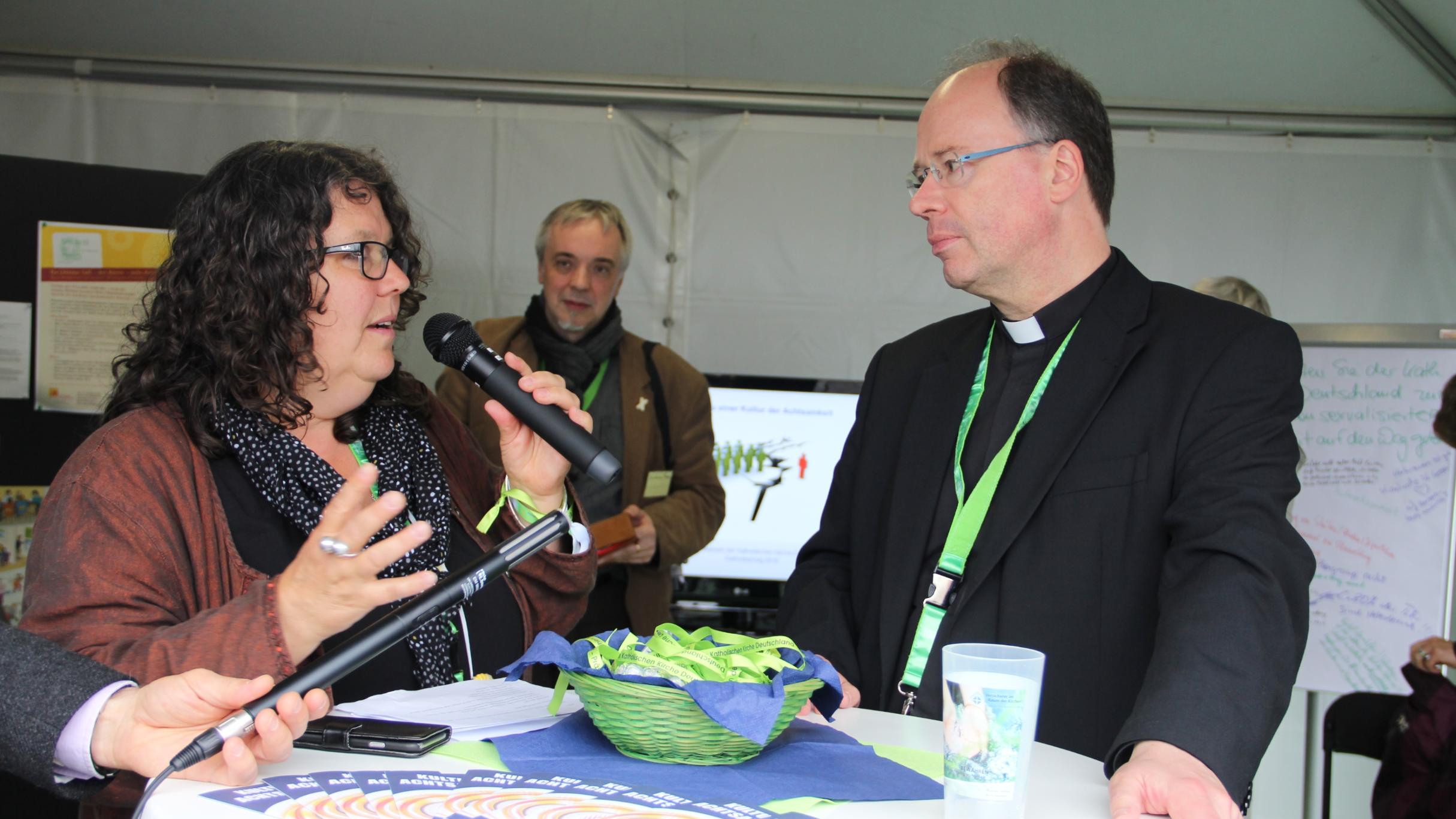Bischof Ackermann im Gespräch mit der Präventionsbeauftragten Gabriele Siegert
