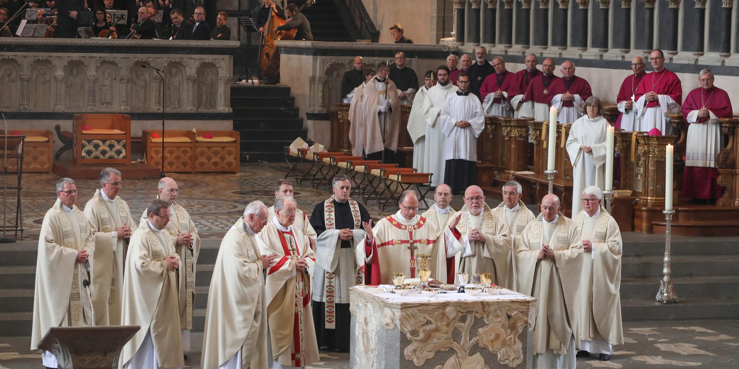 Zahlreiche Konzelebranten - darunter viele Weggefährten - nahmen am Gottesdienst teil.