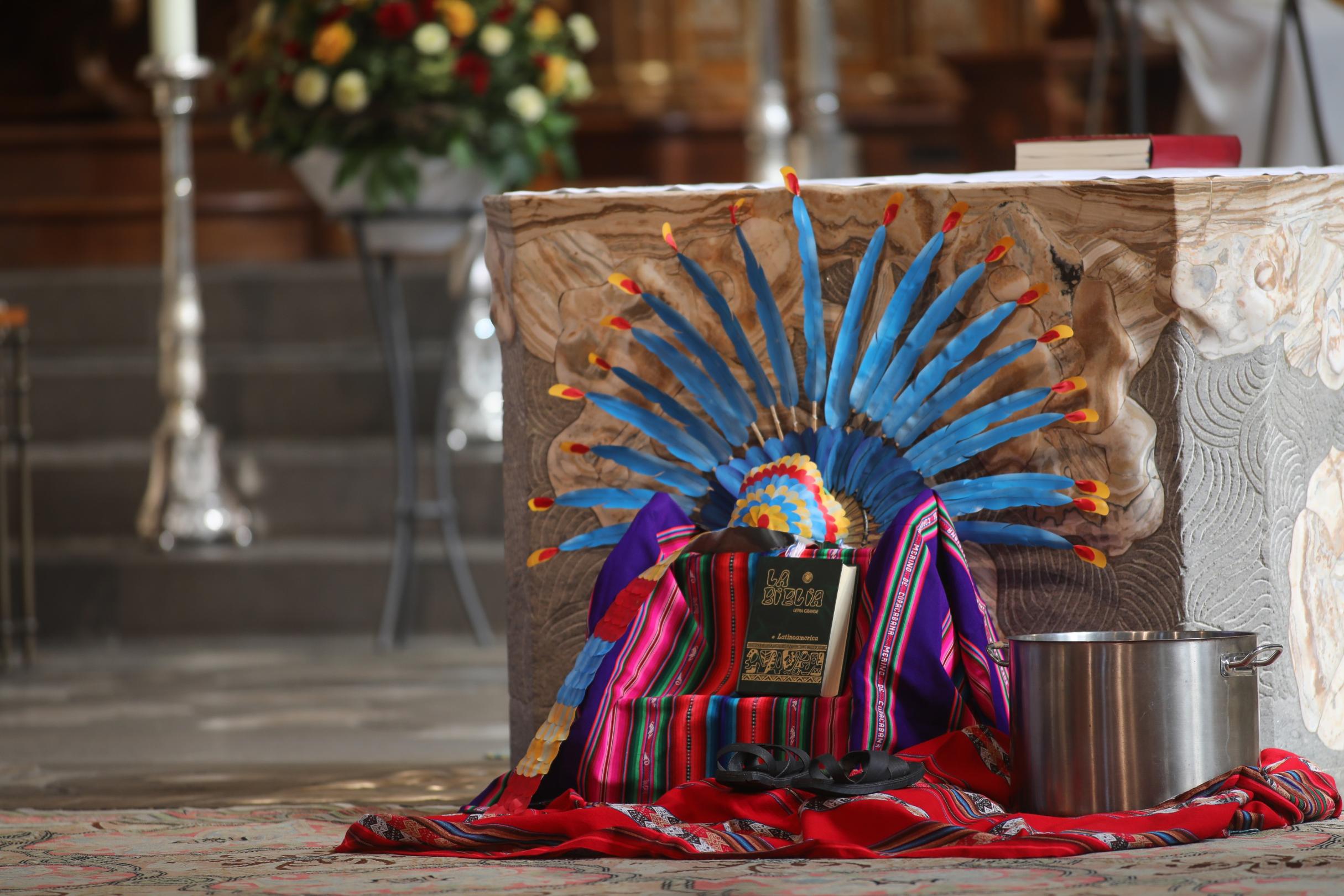 Schon im Gottesdienst zeigt der besondere Altarschmuck den weltkirchlichen Bezug des Tages.