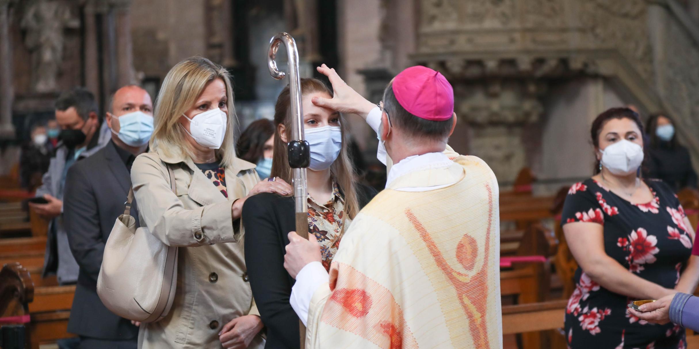 Trotz Corona wurden 2020 viele Sakramente gespendet - Archivfoto einer Erwachsenenfirmung mit Weihbischof Brahm (Foto: H. Thewalt/Bistum Trier)