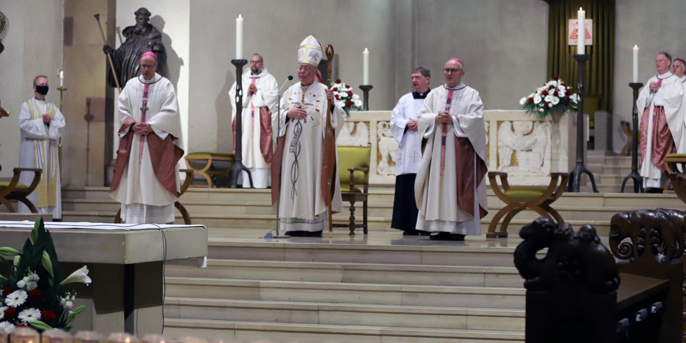 Vlnr. Bischof Dr. Stephan Ackermann, Kardinal Jean-Claude Hollerich und Weihbischof Leo Wagener beim Gottesdienst in der Basilika St. Willibrord in Echternach