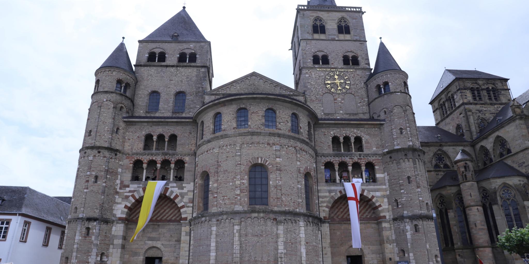 Nach dem Hochamt spendete der Bischof den eucharistischen Segen von der Domgalerie aus.