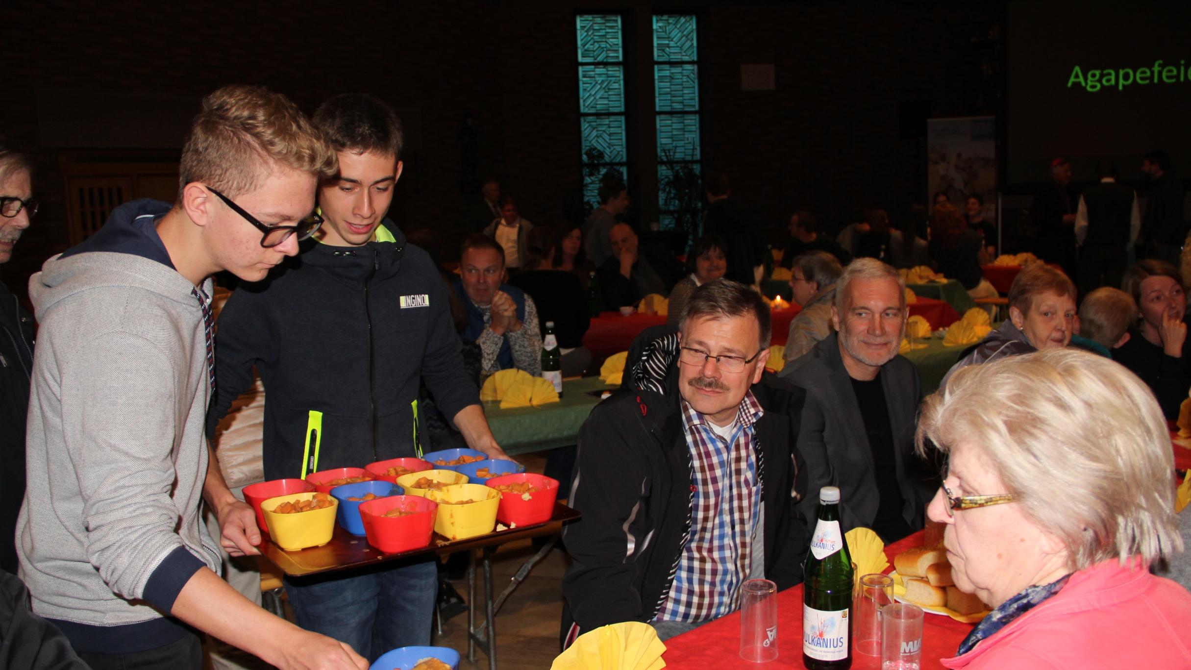 Die Firmberwerber servierten das Solidaritätsessen.