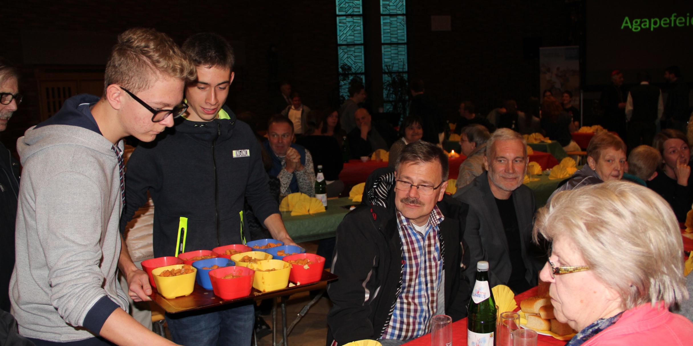 Die Firmberwerber servierten das Solidaritätsessen.