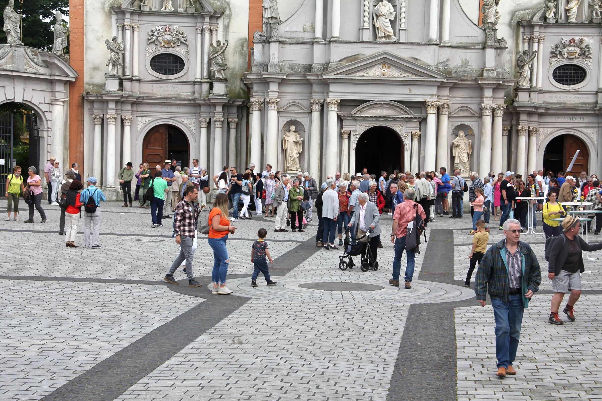 Begegnungsfest auf dem Hof der Benediktinerabtei (Foto: Simone Bastreri/Bistum Trier)