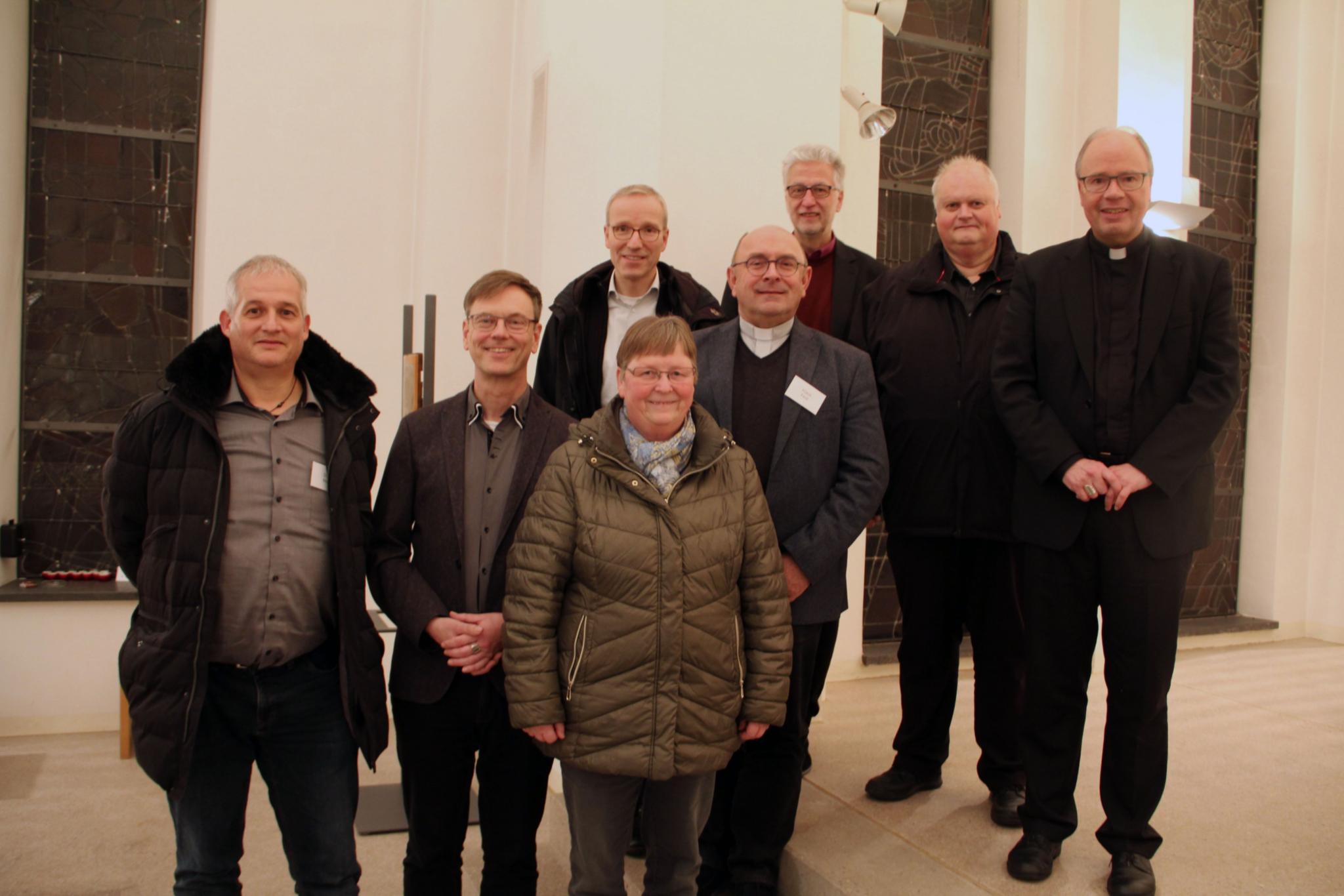 (vlnr.) Dyrck Meyer, Norbert Missong, Paul Diederichs, Dietlinde Schmitz, Klaus Feid, Günther Greb, Ingo Flach - stellvertretend für alle, die verabschiedet wurden zusammen mit Bischof Ackermann (rechts)