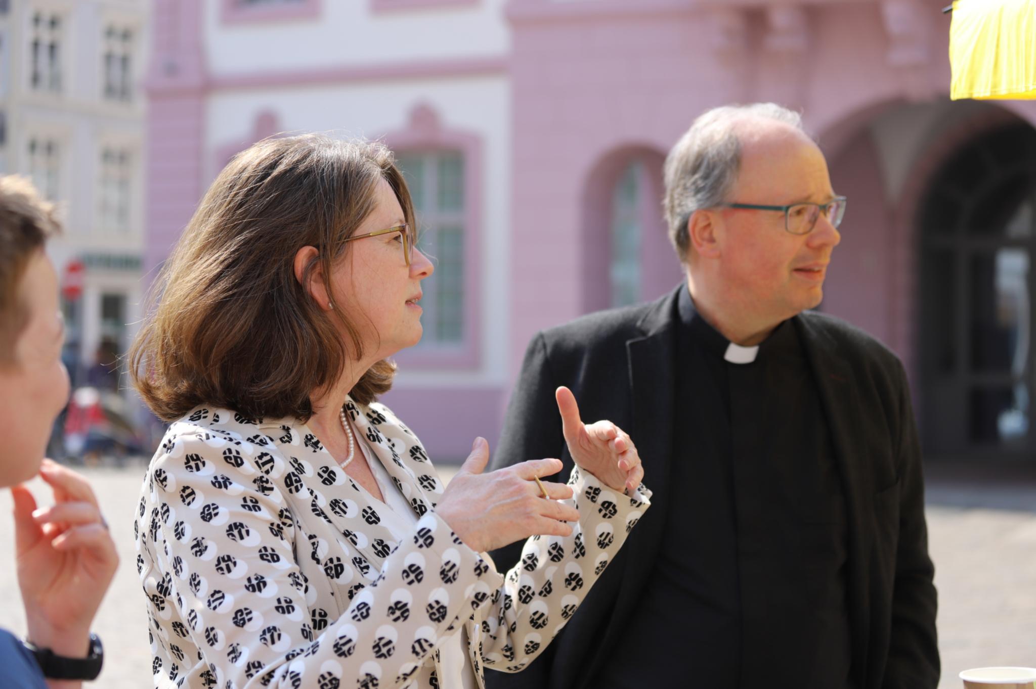 Direktorin Mechthild Schabo und Bischof Dr. Stephan Ackermann (Foto: Inge Hülpes/Bistum Trier)