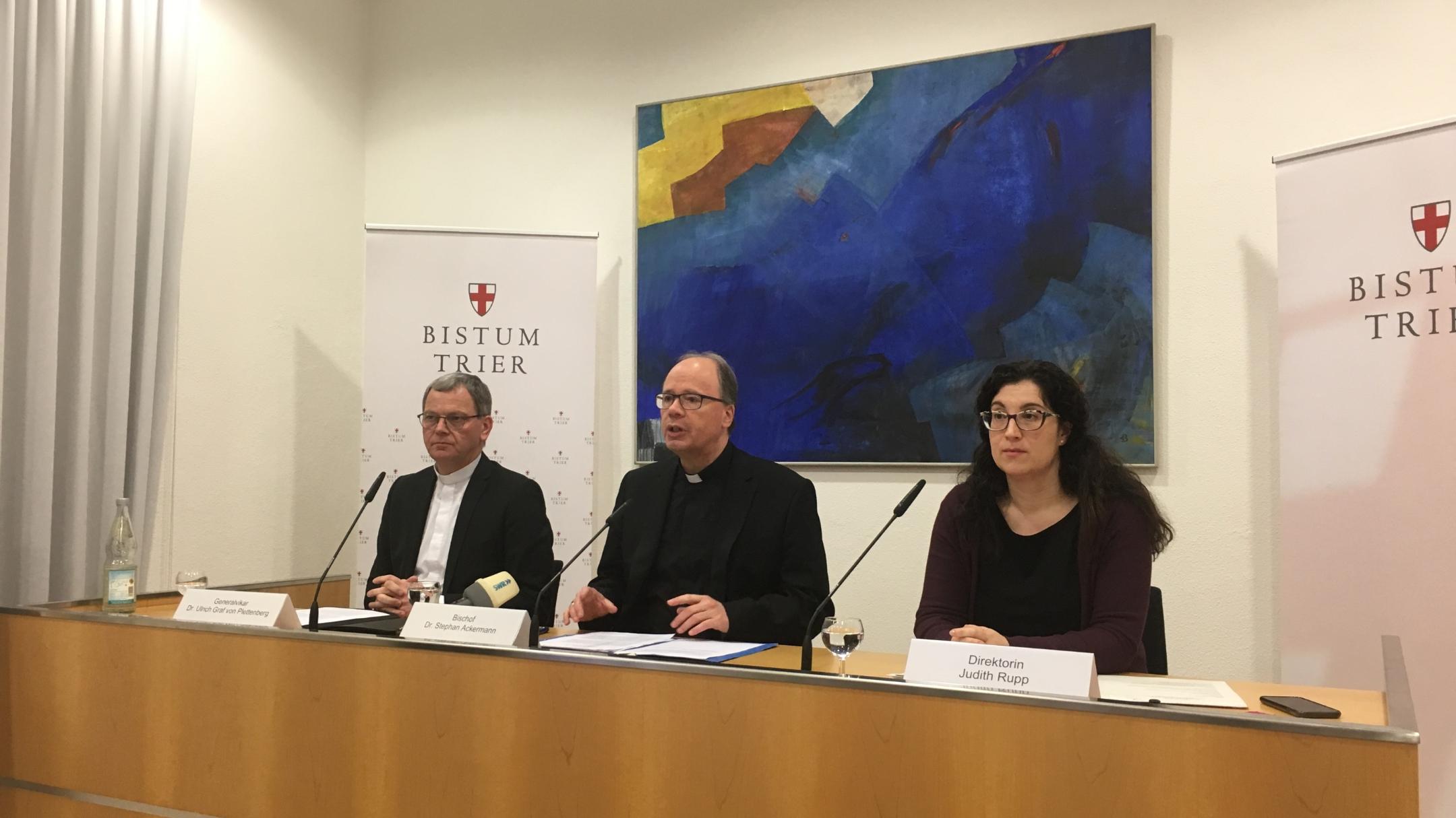 Bischof Dr. Stephan Ackermann, Generalvikar Dr. Ulrich Graf von Plettenberg und Pressesprecherin Judith Rupp stellten die 13 Pfarrein vor, die zum 1.1.2020 bereits errichtet werden.