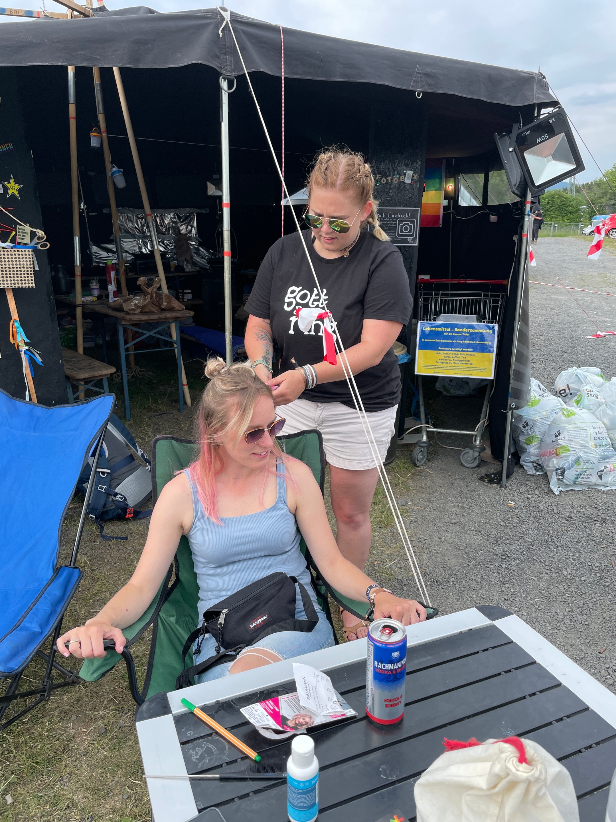 Jenny frisiert zwischendurch auch mal anderen Teammitgliedern die Haare. Die Sechsstundenschichten sind manchmal vollgepackt, manchmal geht es gemütlicher zu.