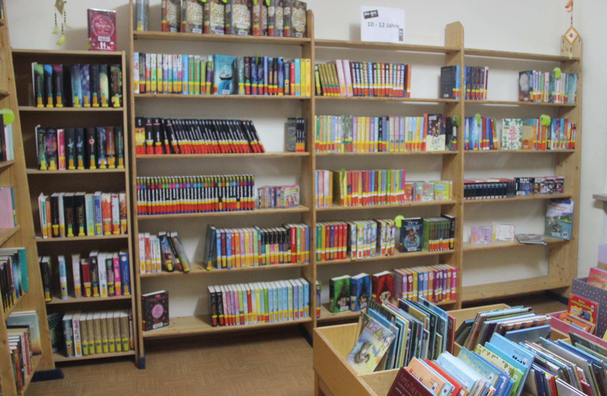 Die KÖB Saarwellingen wurde im Sommer 2019 komplett umgestaltet. Nun gibt es einen eigenen Raum für die 1335 Kinder- und Jugendbücher. Foto: C. Merkel