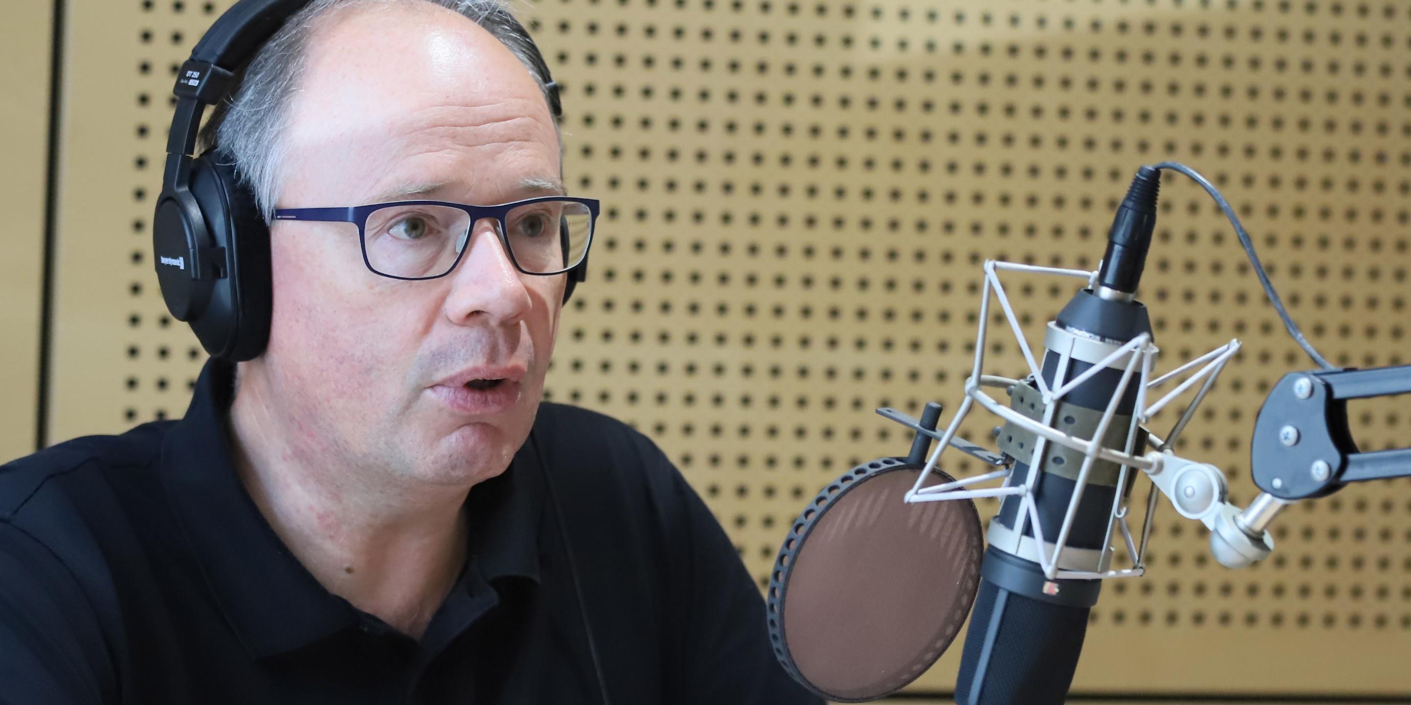 Bischof Stephan Ackermann spricht im Radio