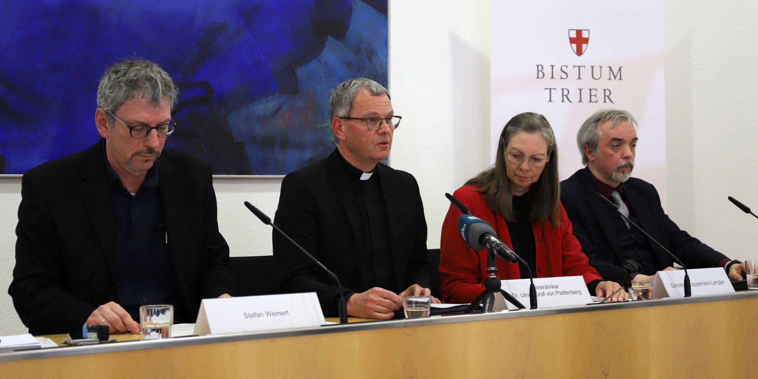 Moderator Stefan Weinert, Generalvikar Dr. Ulrich Graf von Plettenberg, Dorothee Lappehsen-Lengler und Dr. Andreas Zimmer berichteten über die Aufarbeitung und die Präventionsmaßnahmen im Bistum