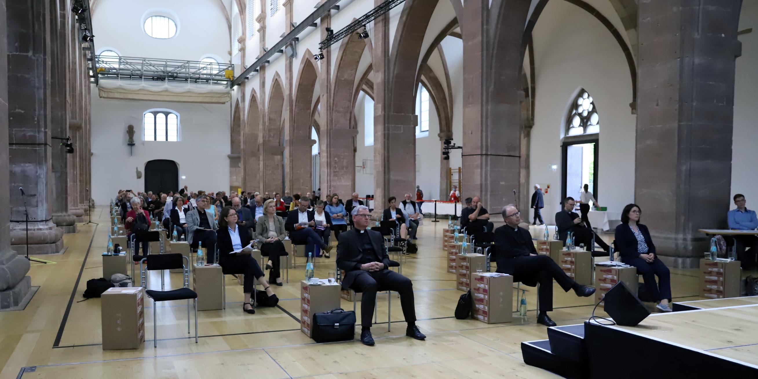 Rund 170 Frauen und Männer - teils online zugeschaltet - beraten über die weiteren Schritte der Synodenumsetzung.