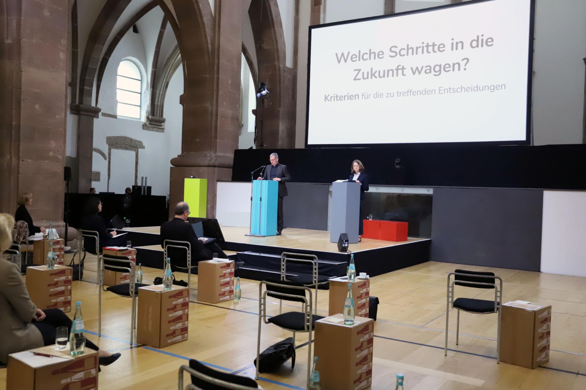 Generalvikar Dr. Ulrich Graf von Plettenberg und Direktorin Mechthild Schabo stellen die überarbeitete Planung vor.
