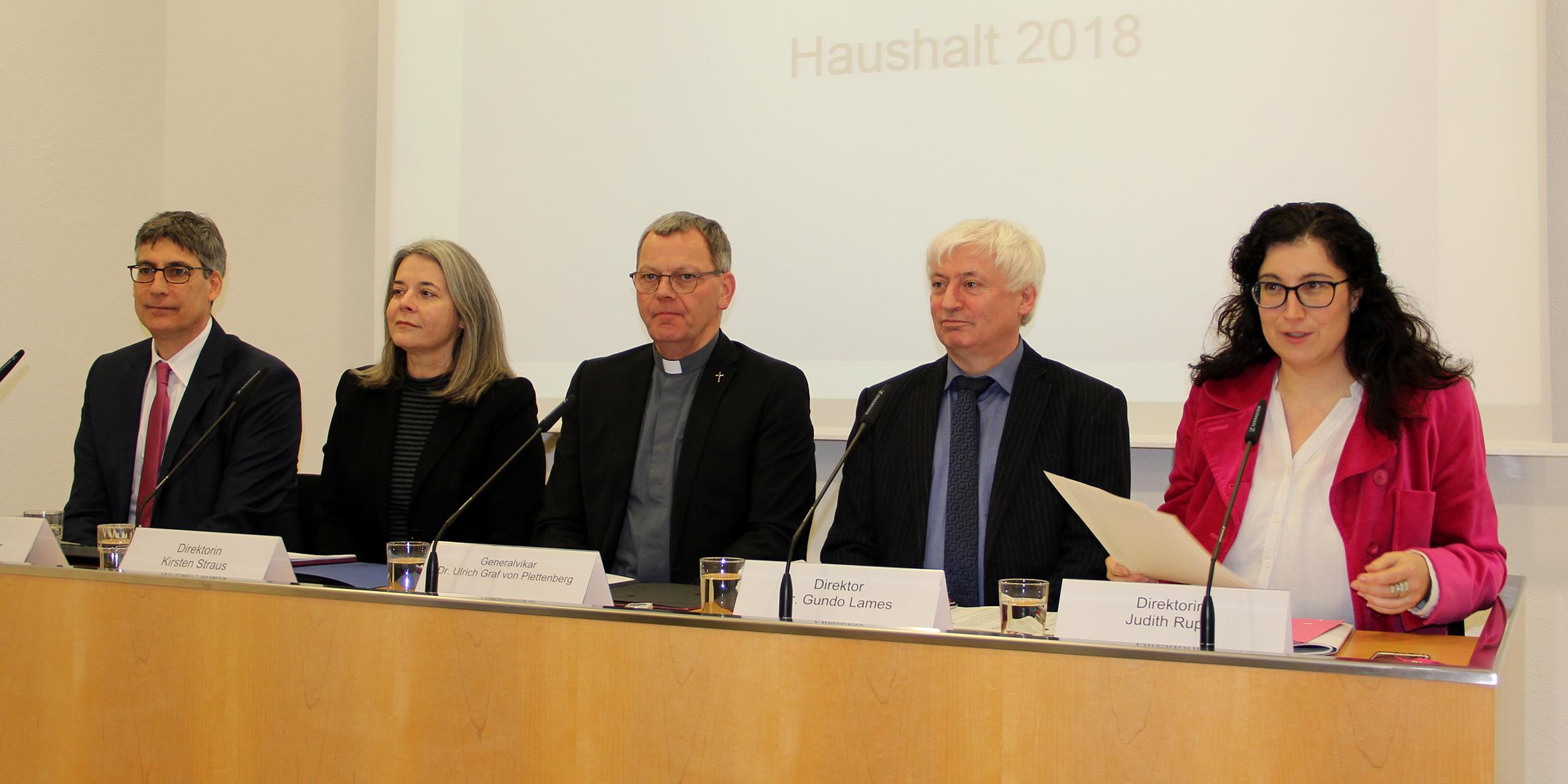 Manfred Wagner, Finanzdirektorin Kirsten Straus, Generalvikar Dr. Ulrich Graf von Plettenberg, Direktor Dr. Gundo Lames und Pressesprecherin Judith Rupp