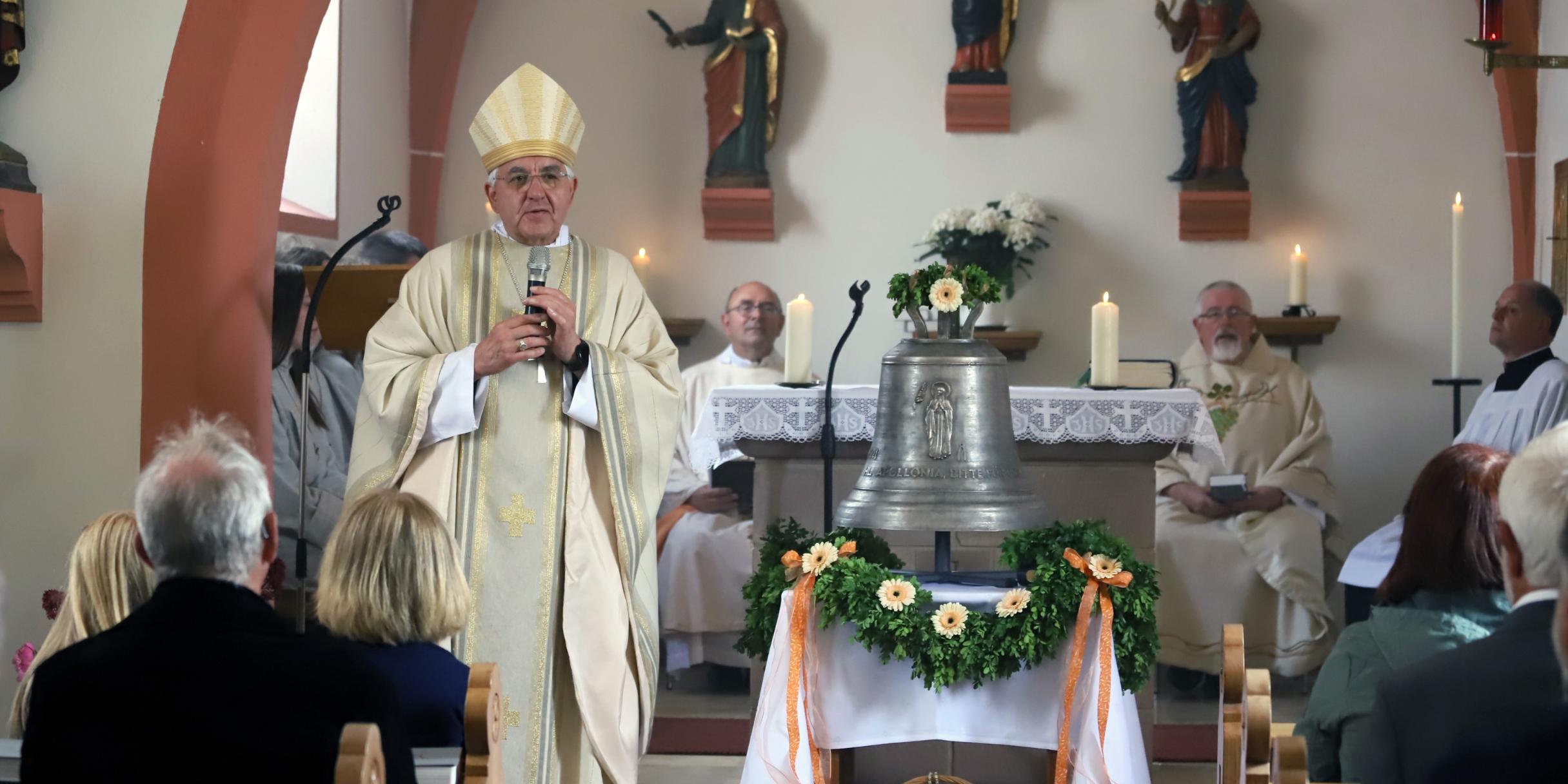 Weihbischof Franz Josef Gebert bei der Glockenweihe in Beuren im Saargau. Die Glocke ist der Heiligen Apollonia geweiht.