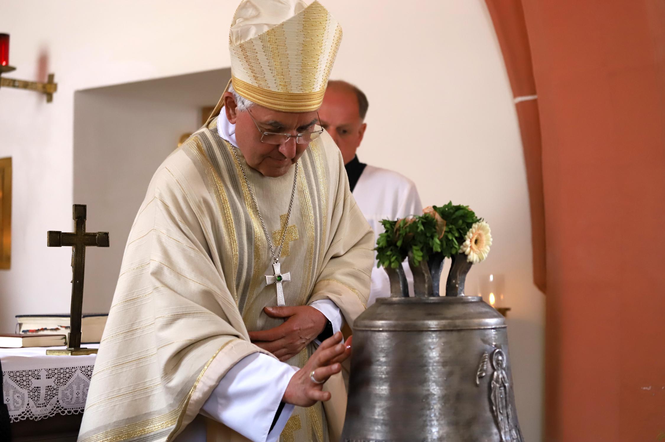 Die Glocke wird mit Weihwasser gesegnet, mit Weihrauch umhüllt und mit Chrisam gesalbt.