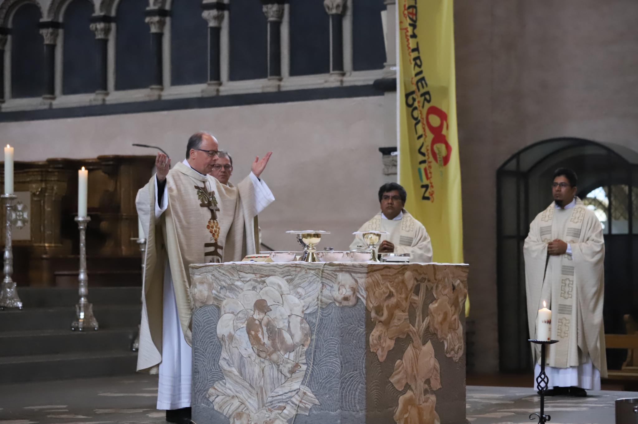 Bischof Ackermann zelebrierte den Gottesdienst gemeinsam mit BIschof Heiner Wilmer aus Hildesheim, mit Monsignore Pirmin Spiegel, Pater Michael Heinz, Dompropst Werner Rössel sowie weiteren Priestern aus Bolivien. Foto: bip