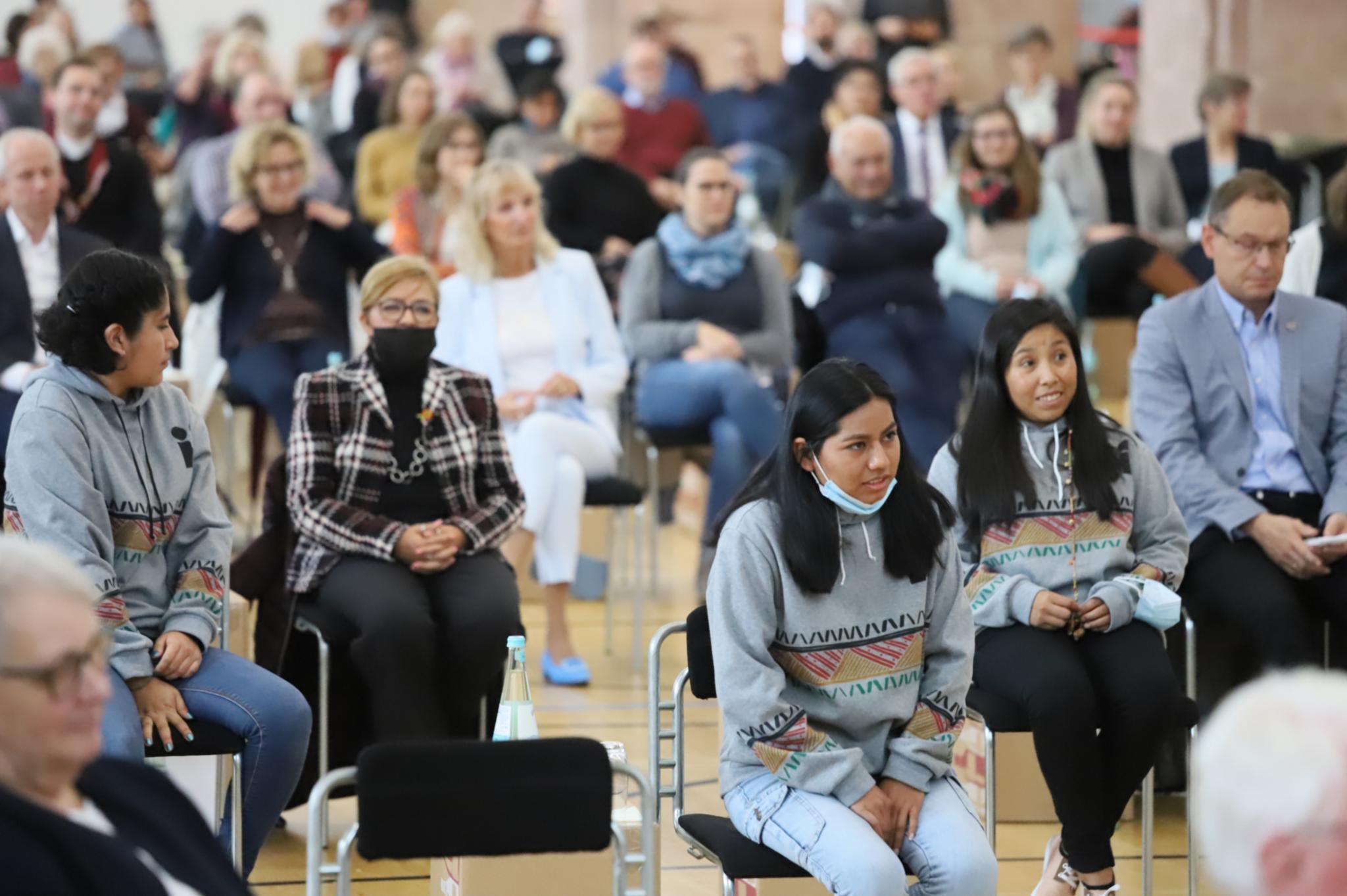Jeden und jede der rund 150 Gäste verbindet eine ganz persönliche Geschichte mit der Partnerschaft. Foto: bip