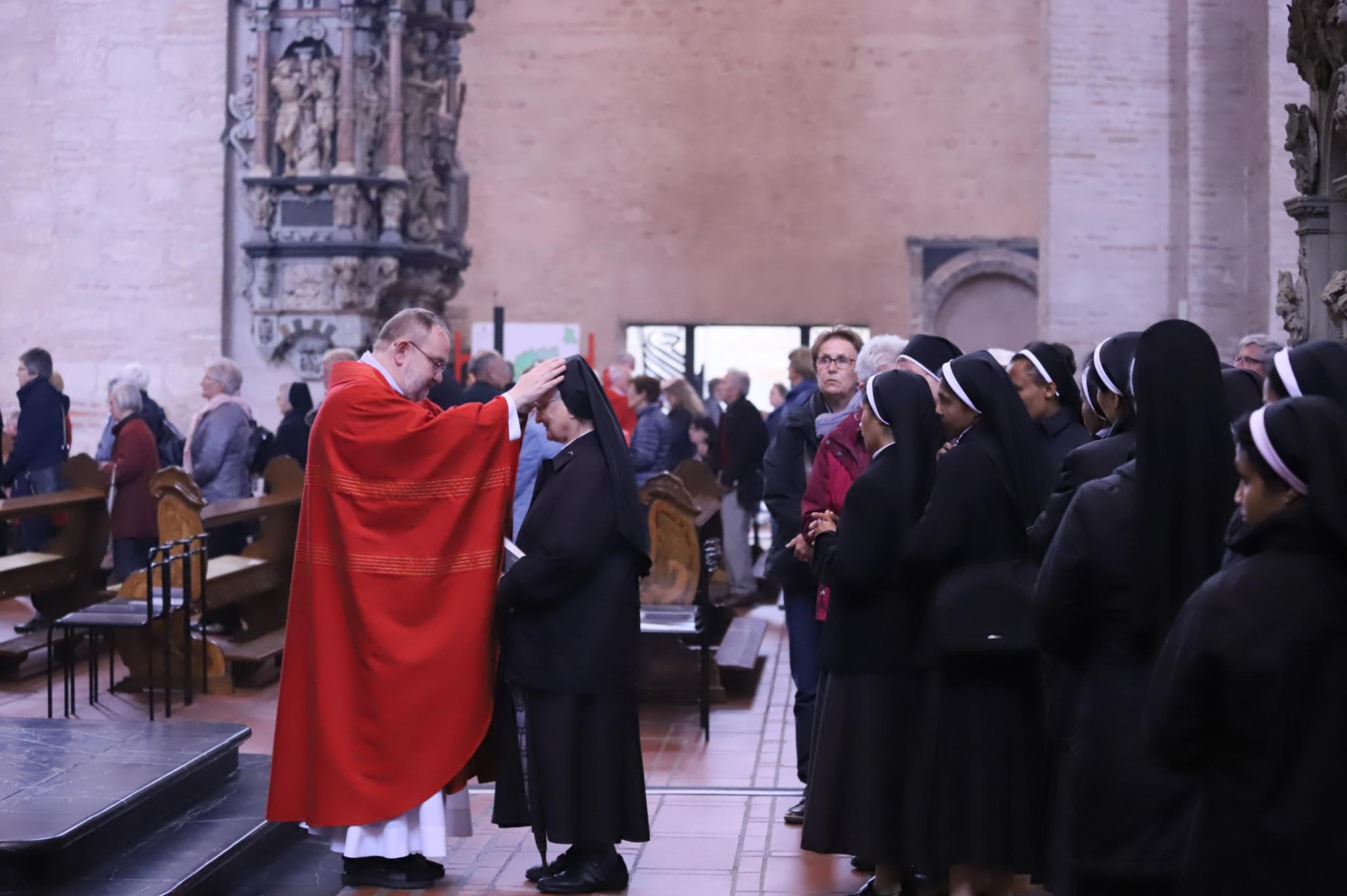 Im Gottesdienst hatten die Ordensleute und Gottesdienstbesucher die Möglichkeit, sich einzeln segnen zu lassen