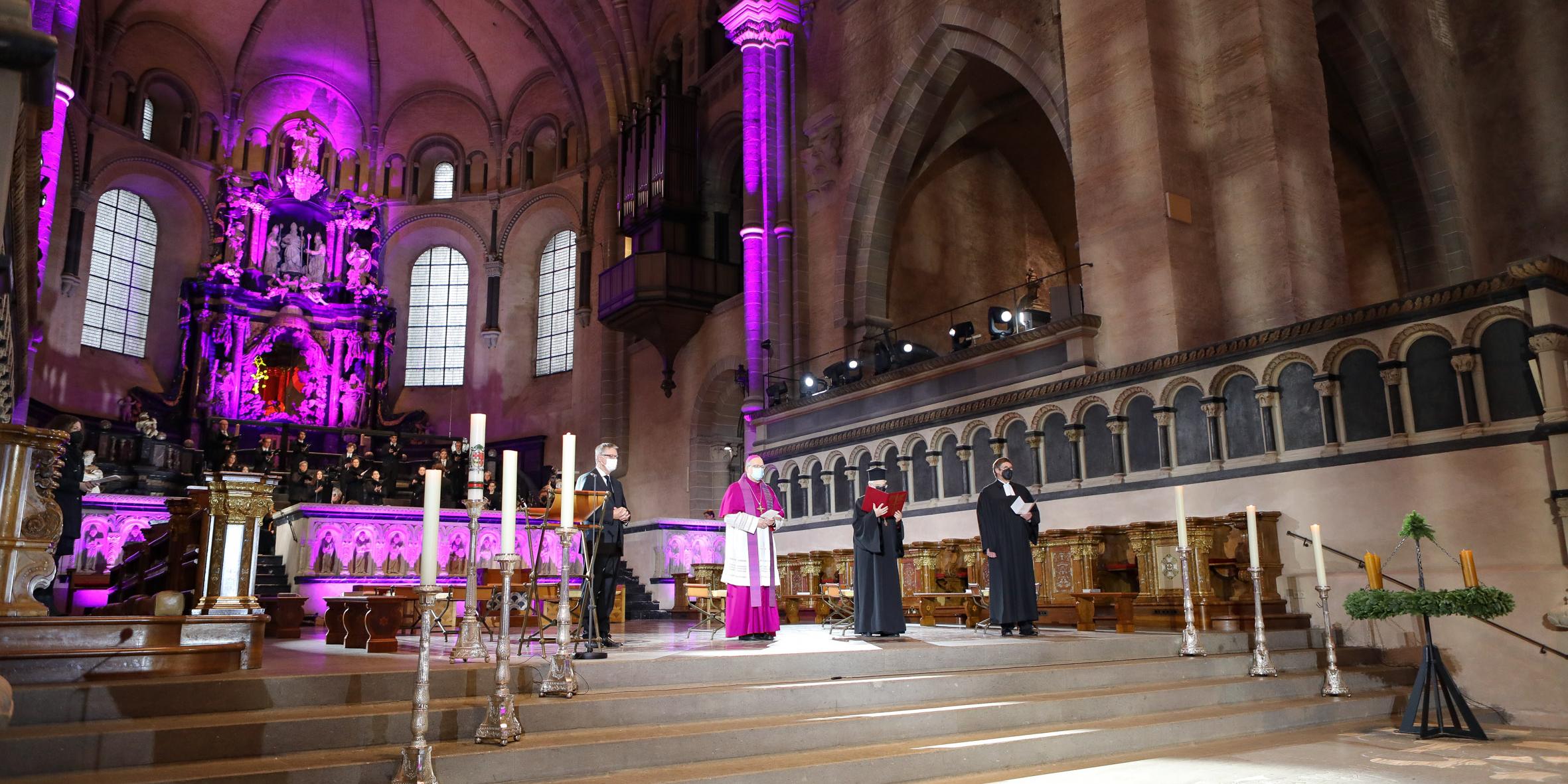 Ökumenisch verbunden in der Trauer: Vizepräses der Evangelischen Kirche im Rheinland Christoph Pistorius, Erzpriester Dr. Georgios Basioudis, griechisch-orthodoxe Kirche, Bischof Dr. Stephan Ackermann und Apostel Clément Haeck von der Neuapostolischen Kirche (v.r.n.l.) (Fotos: Helmut Thewalt/Bistum Trier)