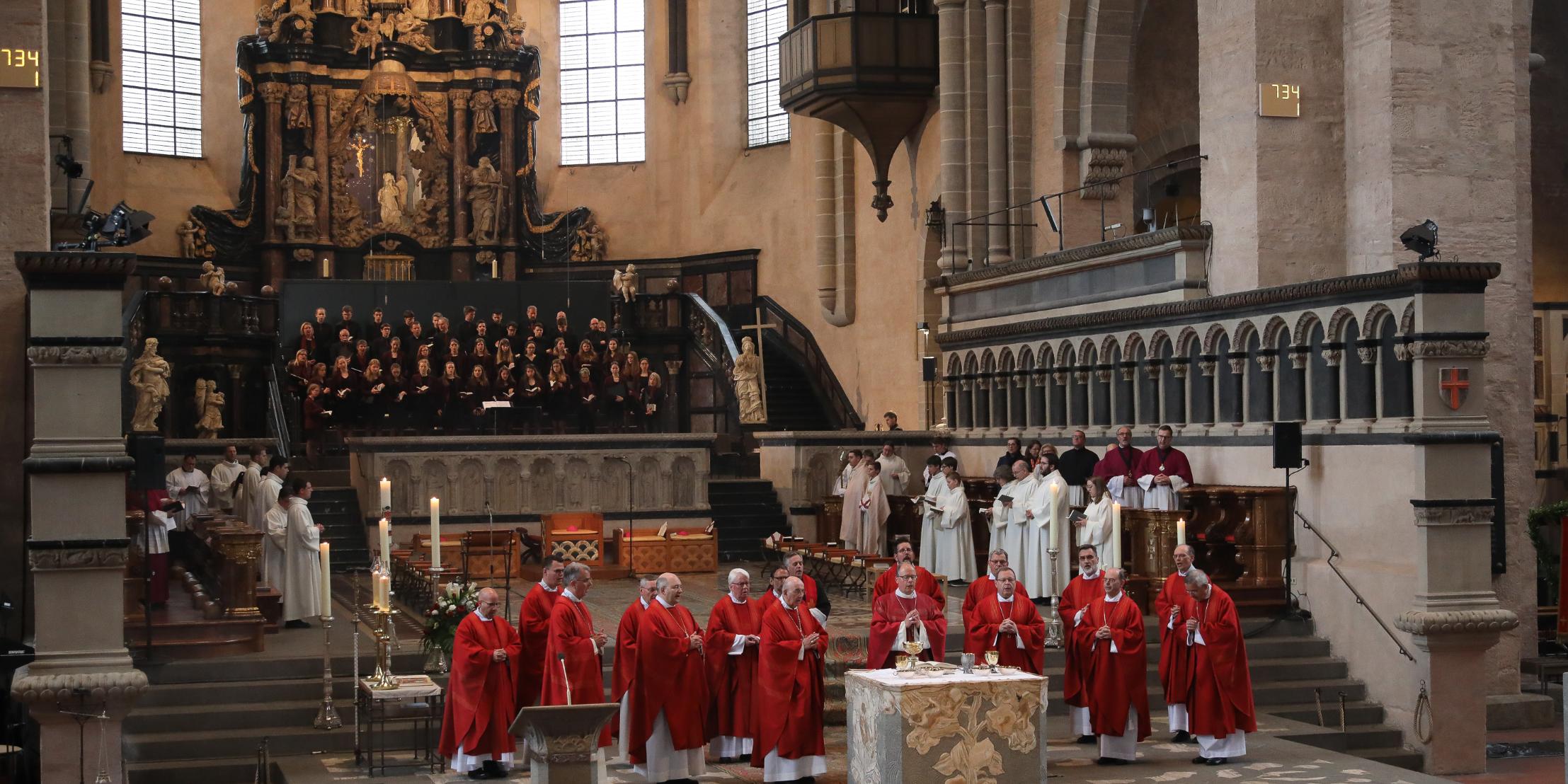 Mit einem Gottesdienst waren die Heilig-Rock-Tage am 3. Mai eröffnet worden. Jetzt endeten sie mit einer Vesper.