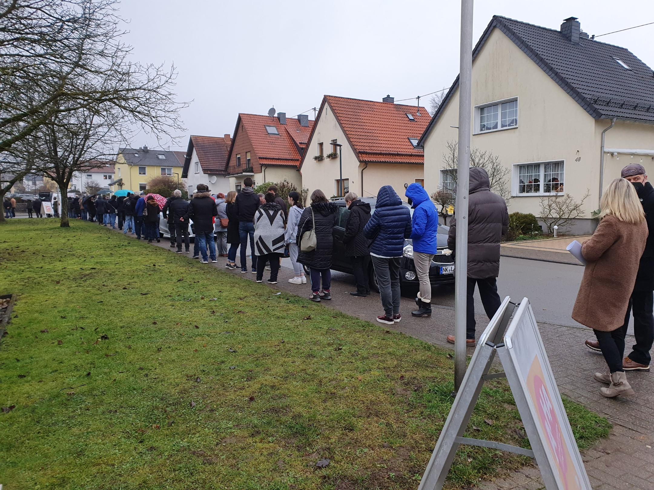 Am Tag der Impfaktion in St. Josef in Neunkirchen-Furpach bildete sich eine lange Schlange vor der Kirche. Foto: Kirchengemeinde