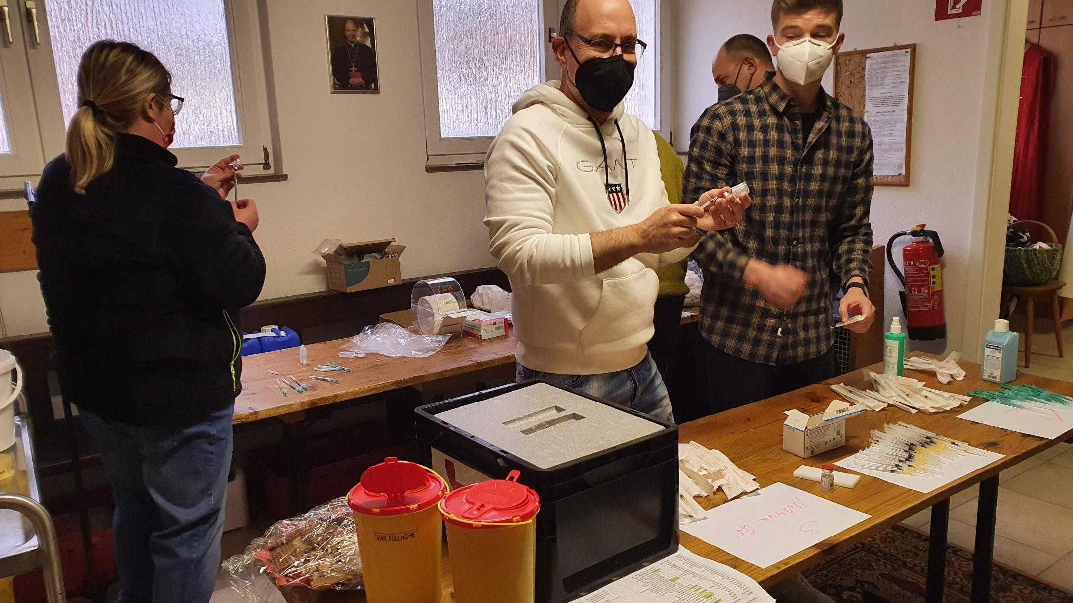 Helferinnen und Helfer bereiten in der Sakristei alles für die Impfung vor. Foto: Kirchengemeinde