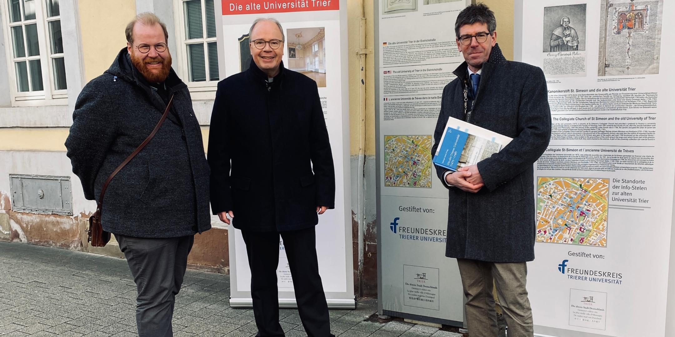 vlnr. Kulturdezernent Markus Nöhl, Bischof Dr. Stephan Ackermann und Universitätspräsident Dr. Michael Jäckel. (Foto: I. Hülpes/Bistum Trier)