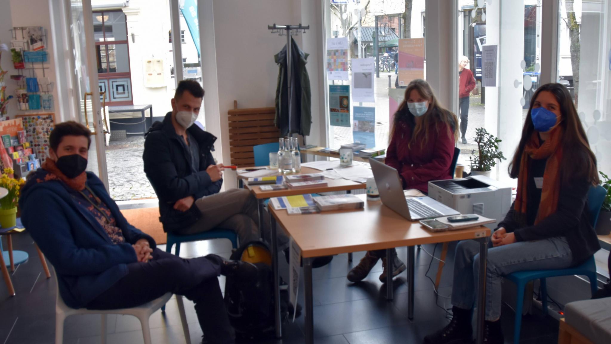 Martina Fries (welt:raum), Alexej Silenko (Sprachmittler), Daniela Sand (Ehrenamtliche vom DAJC) und Tabea Knerner vom ZIB Saarbrücken im welt:raum. Foto: Ute Kirch