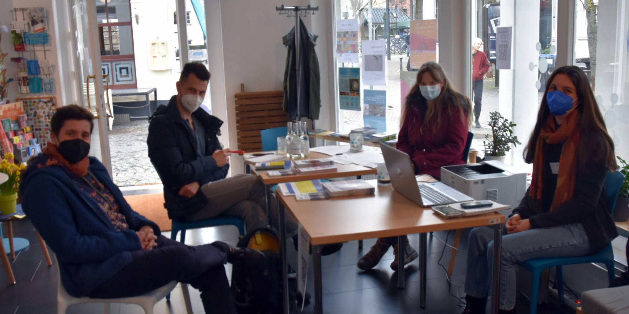 Martina Fries (welt:raum), Alexej Silenko (Sprachmittler), Daniela Sand (Ehrenamtliche vom DAJC) und Tabea Knerner vom ZIB Saarbrücken im welt:raum. Foto: Ute Kirch