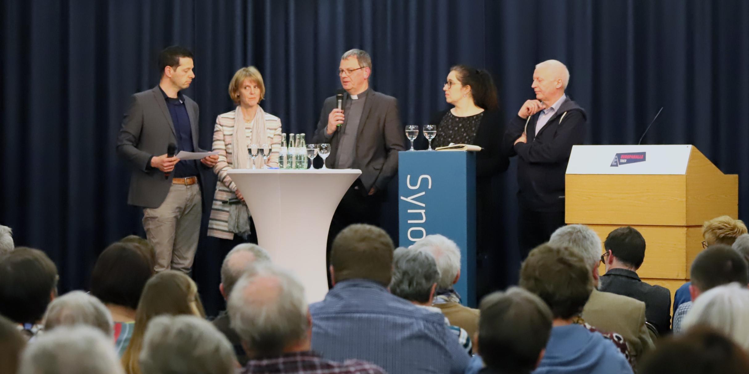Dr. Thorsten Hoffmann, Edith Ries, Generalvikar Dr. Ulrich Graf von Plettenberg, Direktorin Judith Rupp und Direktor Dr. Gundo Lames