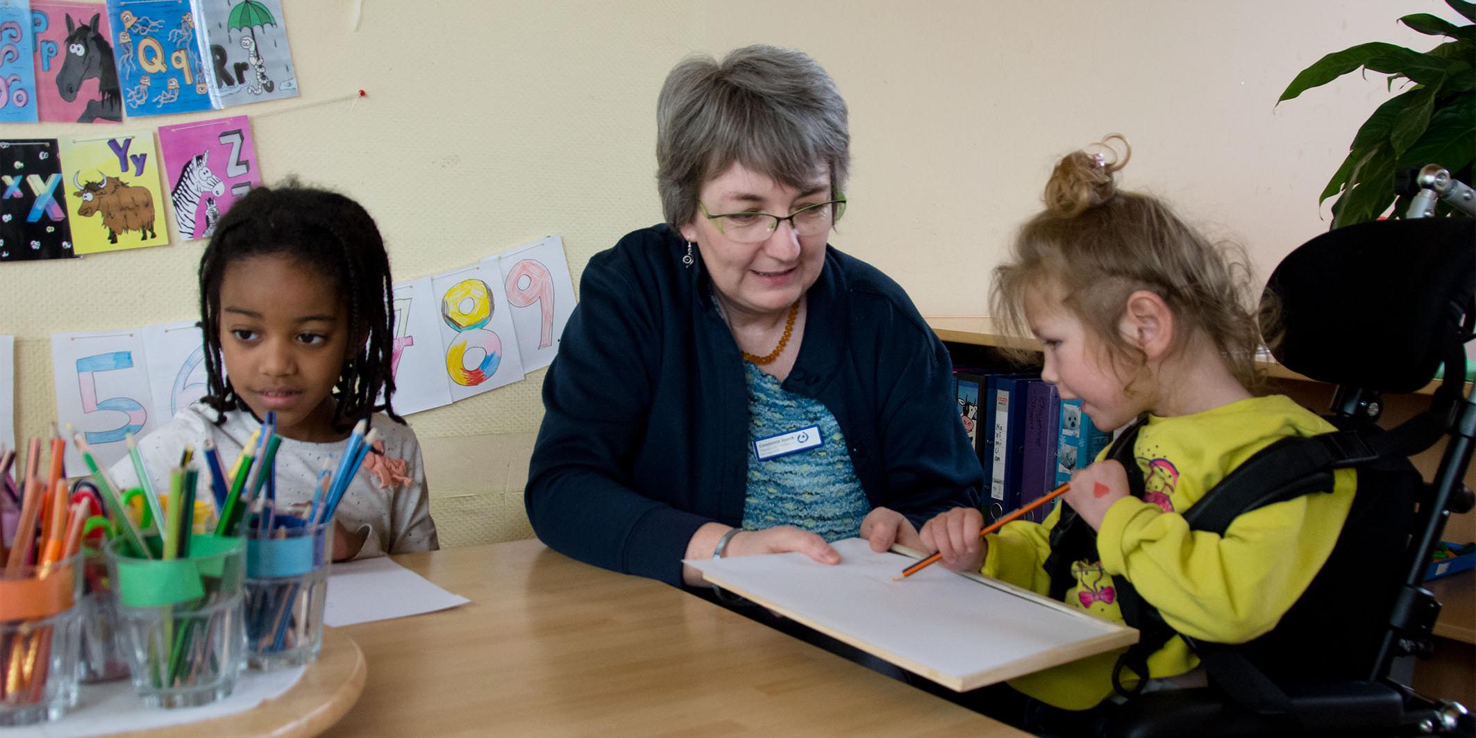 Zusammen mit Constance Starck von der Lebenshilfe spielen Pria (l.) und Chayenne (r.) in der Kita Maria Himmelfahrt in Quierschied.