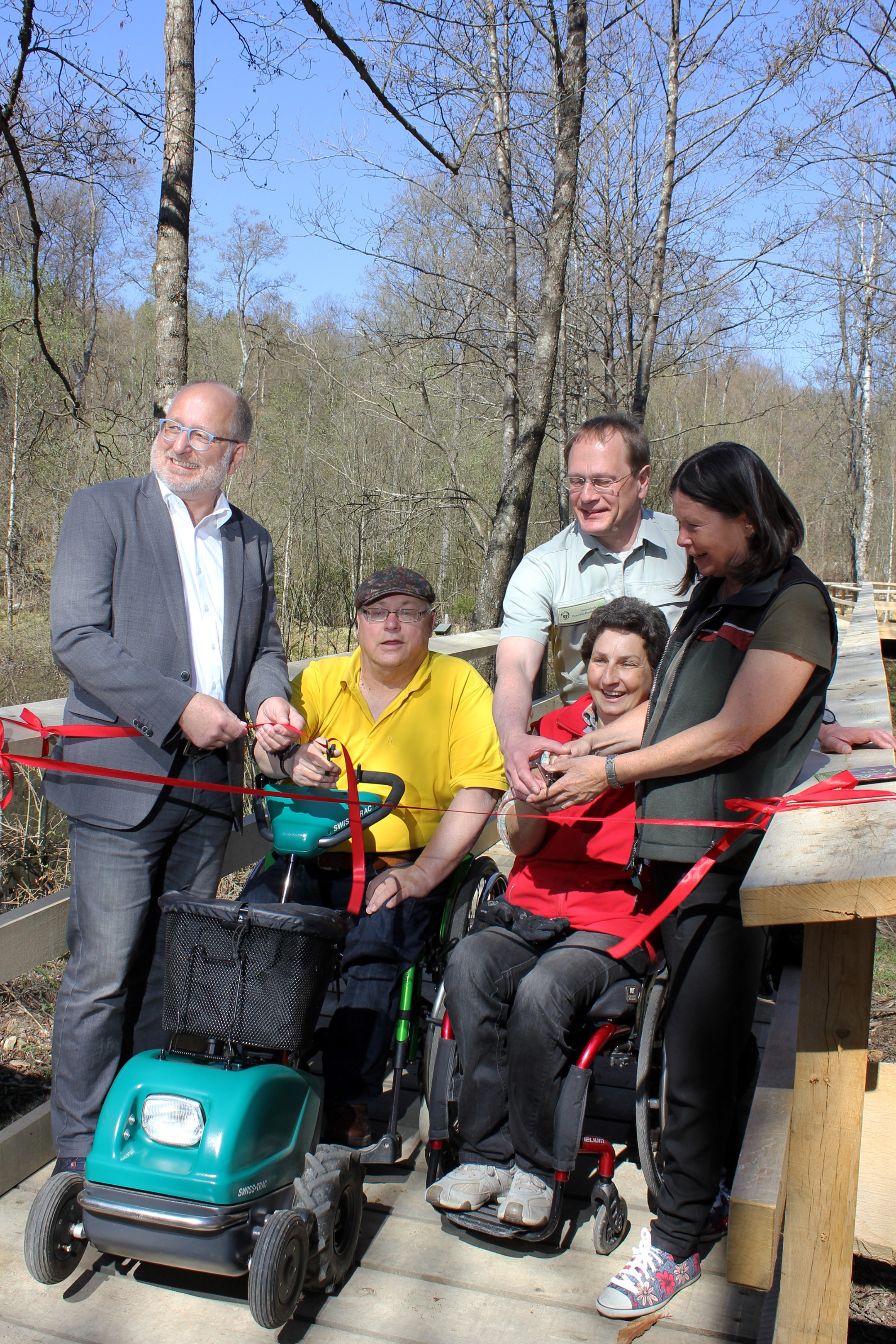(vlnr.) Staatssekretär Umwelt und Verbraucherschutz des Saarlandes Roland Krämer, Peter Musti, Beauftragter für Menschen mit Behinderung VG Konz, Dr. Harald Egidi, Leiter Nationalparkamt, Annette Pauli, Landesvereinigung SELBSTHILFE und Umweltministerin RLP Ulrike Höfken eröffnen den neuen Eichenholzsteg, der über das renaturierte Moor führt.